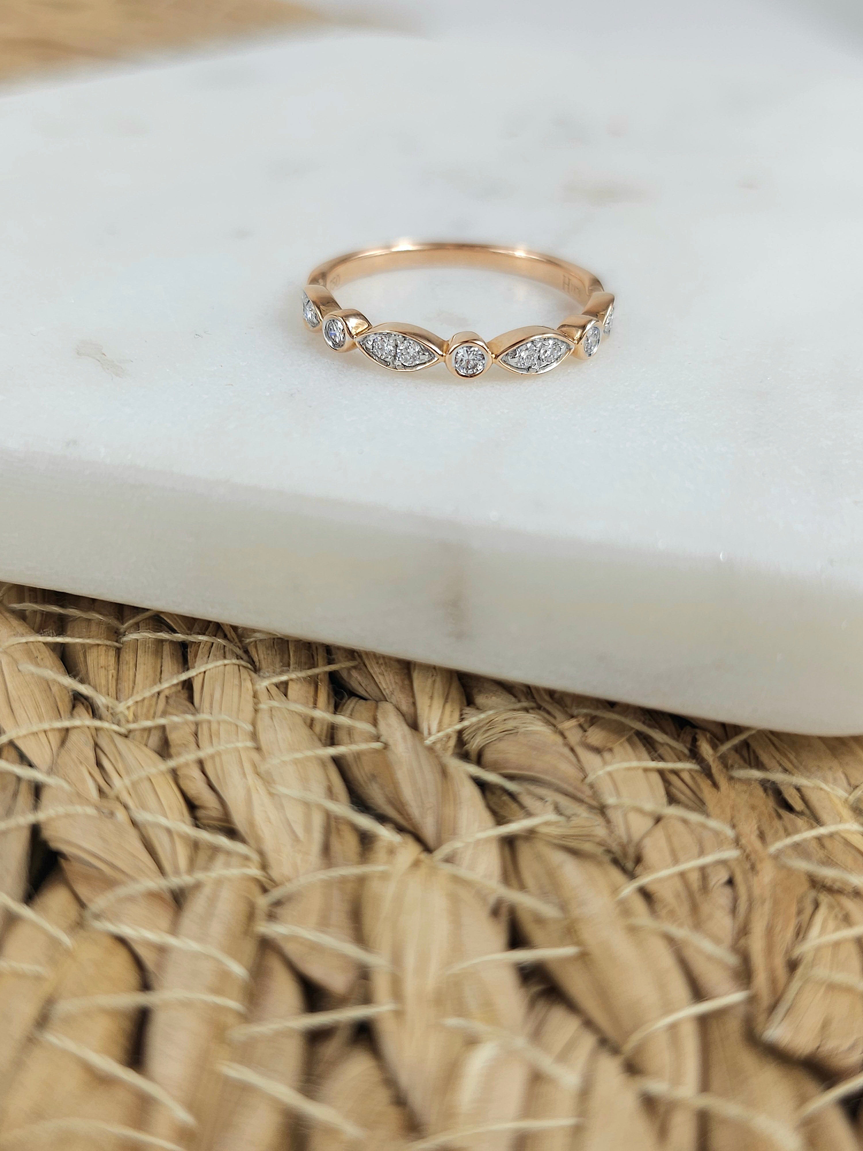 18ct Rose and White Gold Round and Marquise shaped Diamond Band, 0.20ct Total