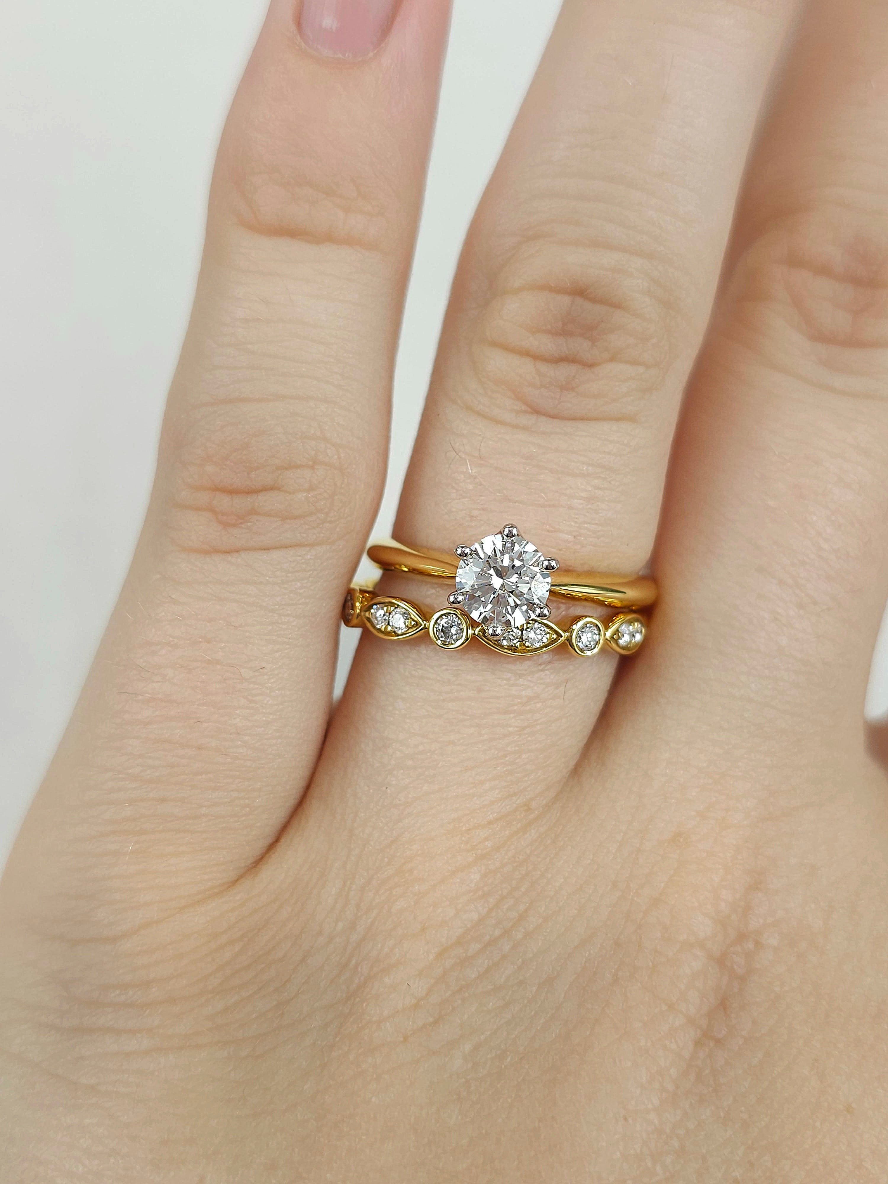 18ct Yellow Gold Round and Marquise shaped Diamond Band, 0.20ct Total