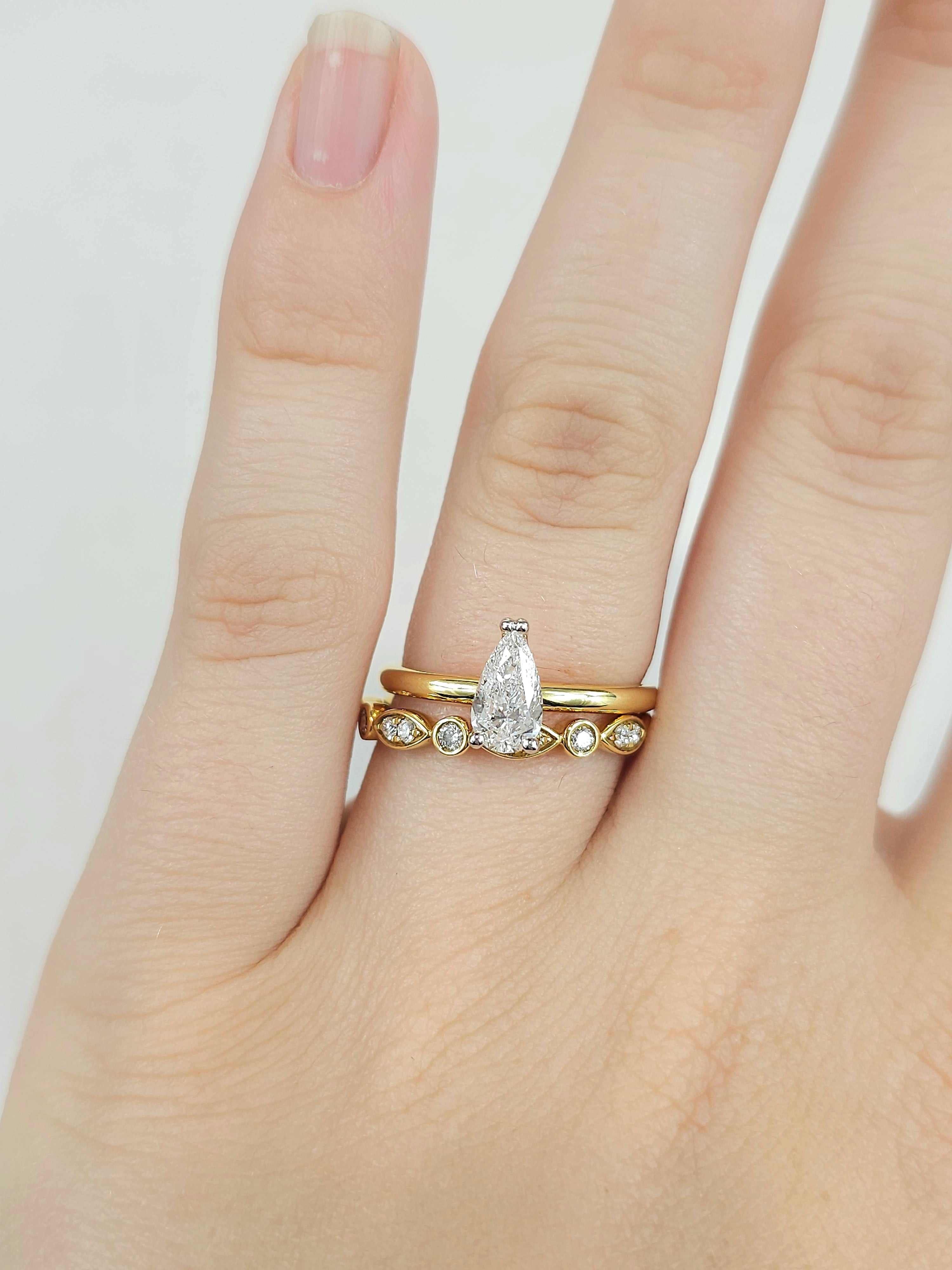 18ct Yellow Gold Round and Marquise shaped Diamond Band, 0.20ct Total