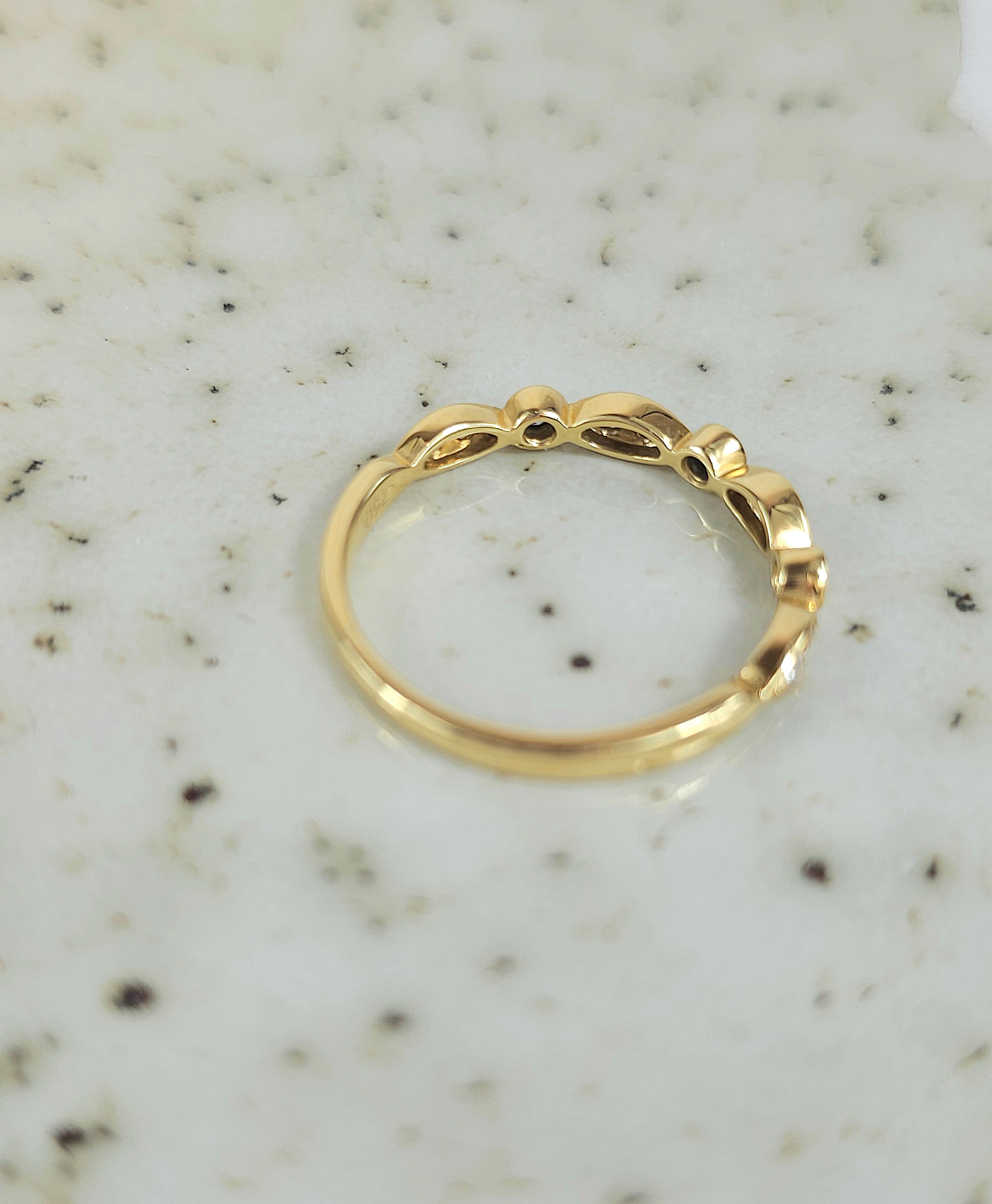 18ct Yellow Gold Round and Marquise shaped Diamond Band, 0.20ct Total