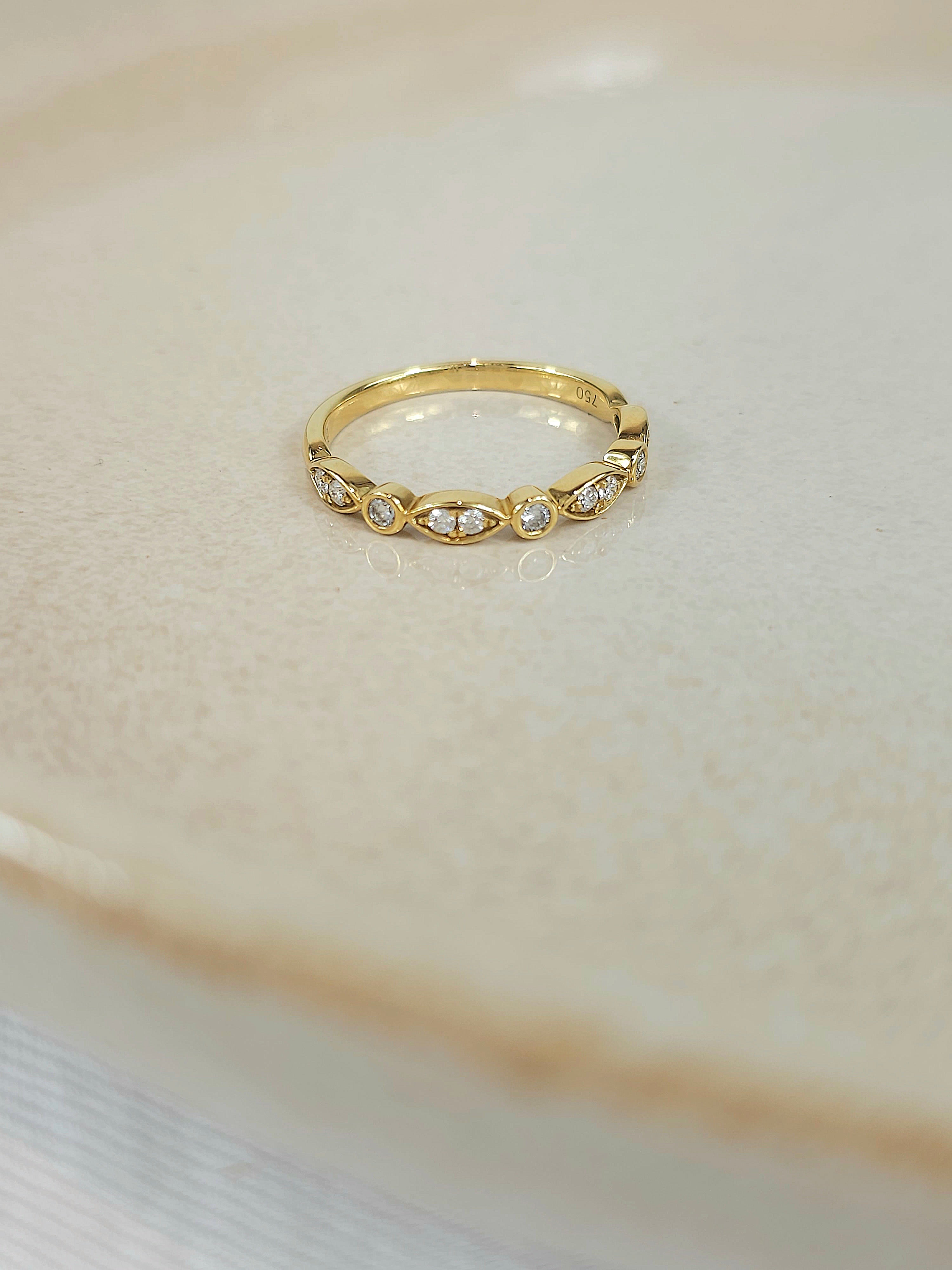 18ct Yellow Gold Round and Marquise shaped Diamond Band, 0.20ct Total