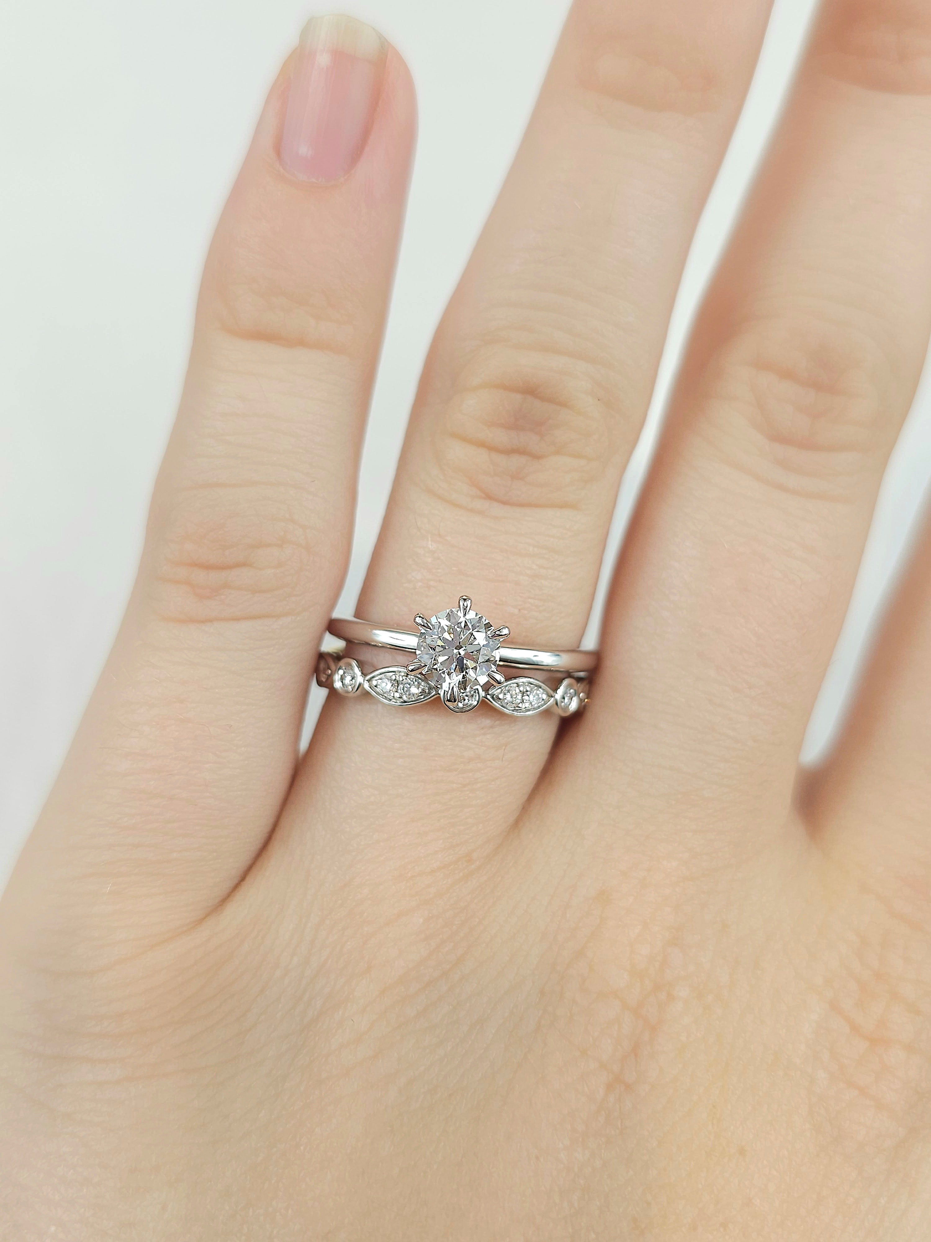 18ct White Gold Round and Marquise shaped Diamond band, 0.20ct Total