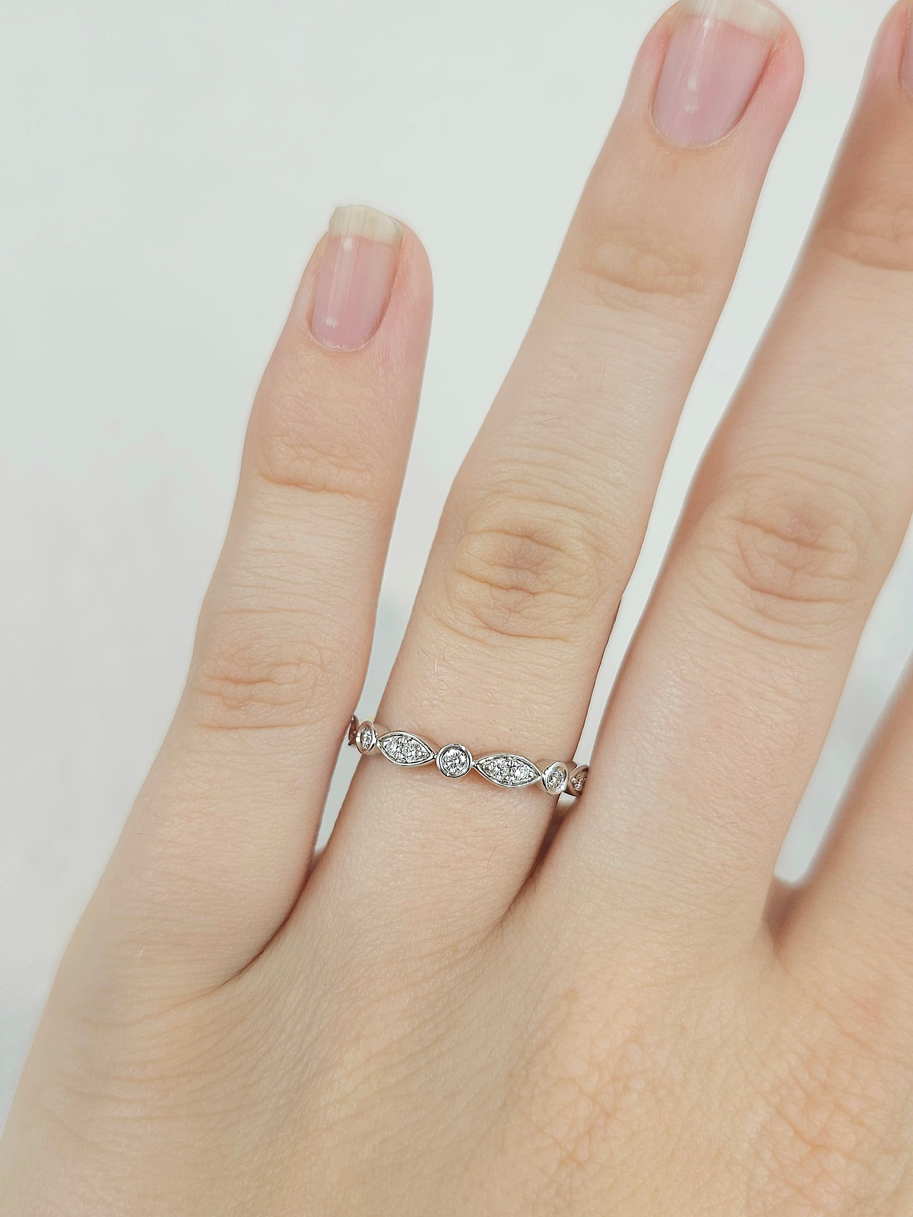 18ct Yellow and White Gold Round and Marquise Shaped Diamond band, 0.20ct Total