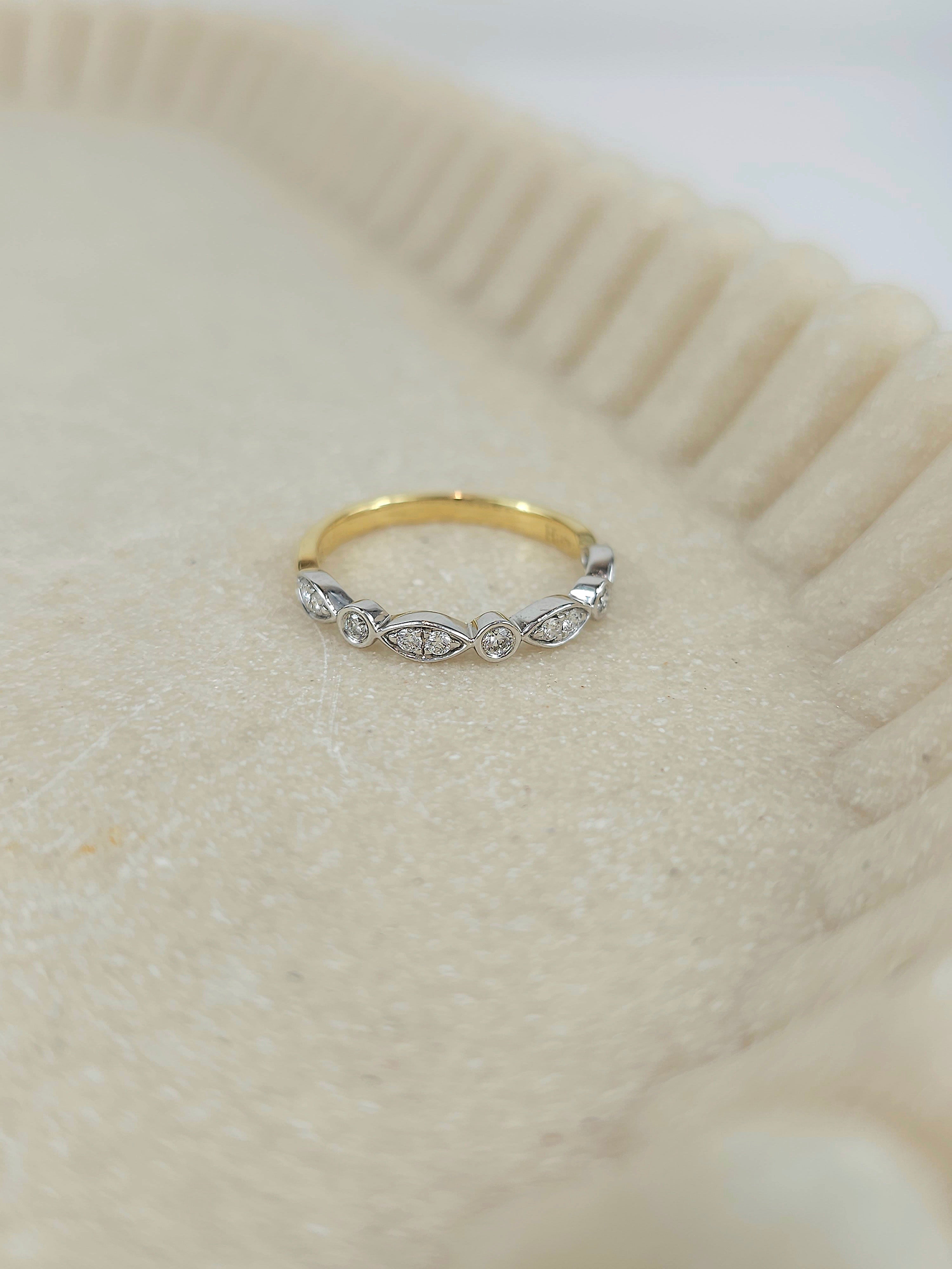 18ct Yellow and White Gold Round and Marquise Shaped Diamond band, 0.20ct Total