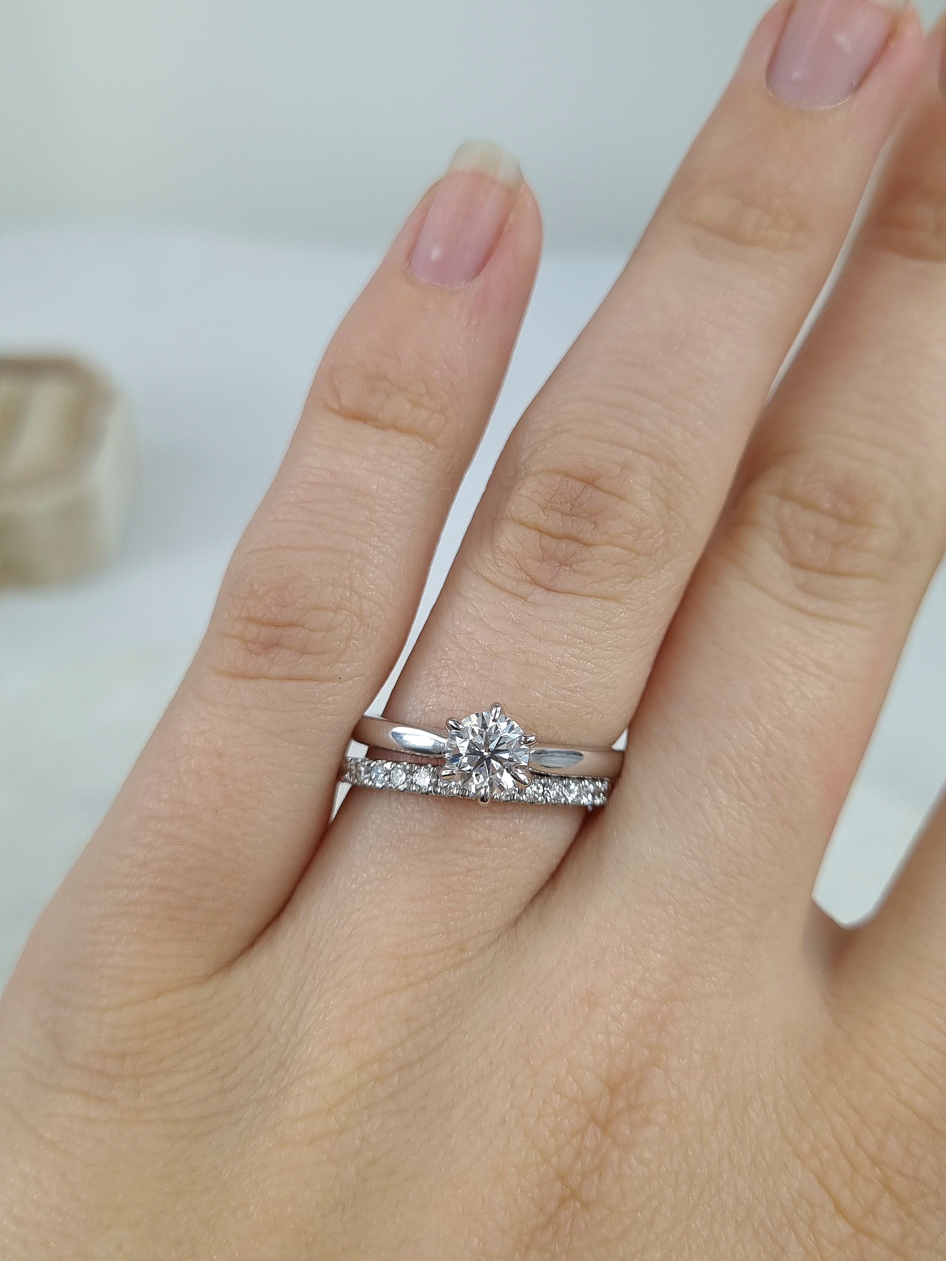18ct White Gold Round Brillant cut Diamond Engagement Ring, 0.70ct Centre