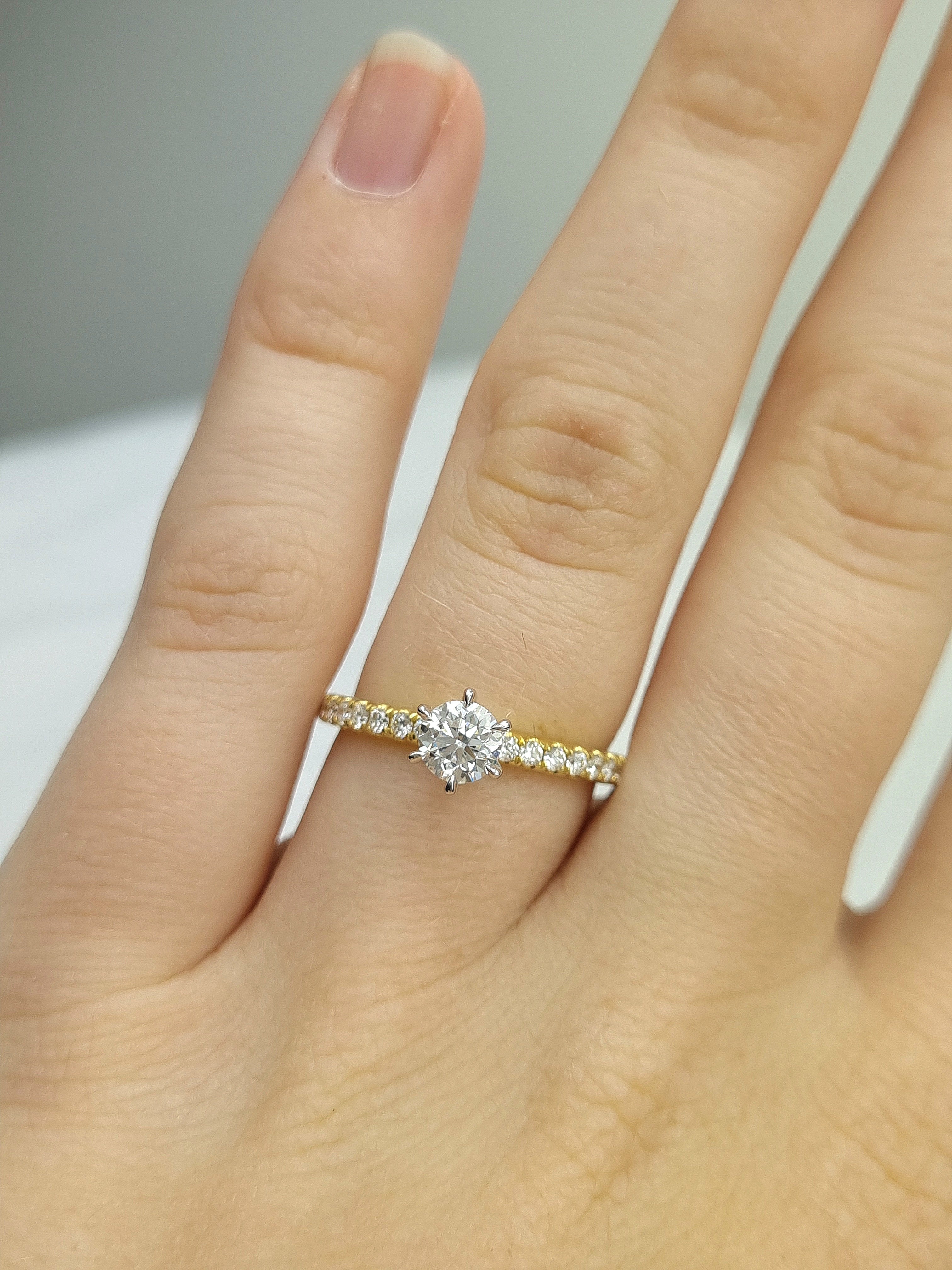 18ct Yellow and White gold Natural Round Brillant cut Diamond engagement ring, 0.59 carat centre