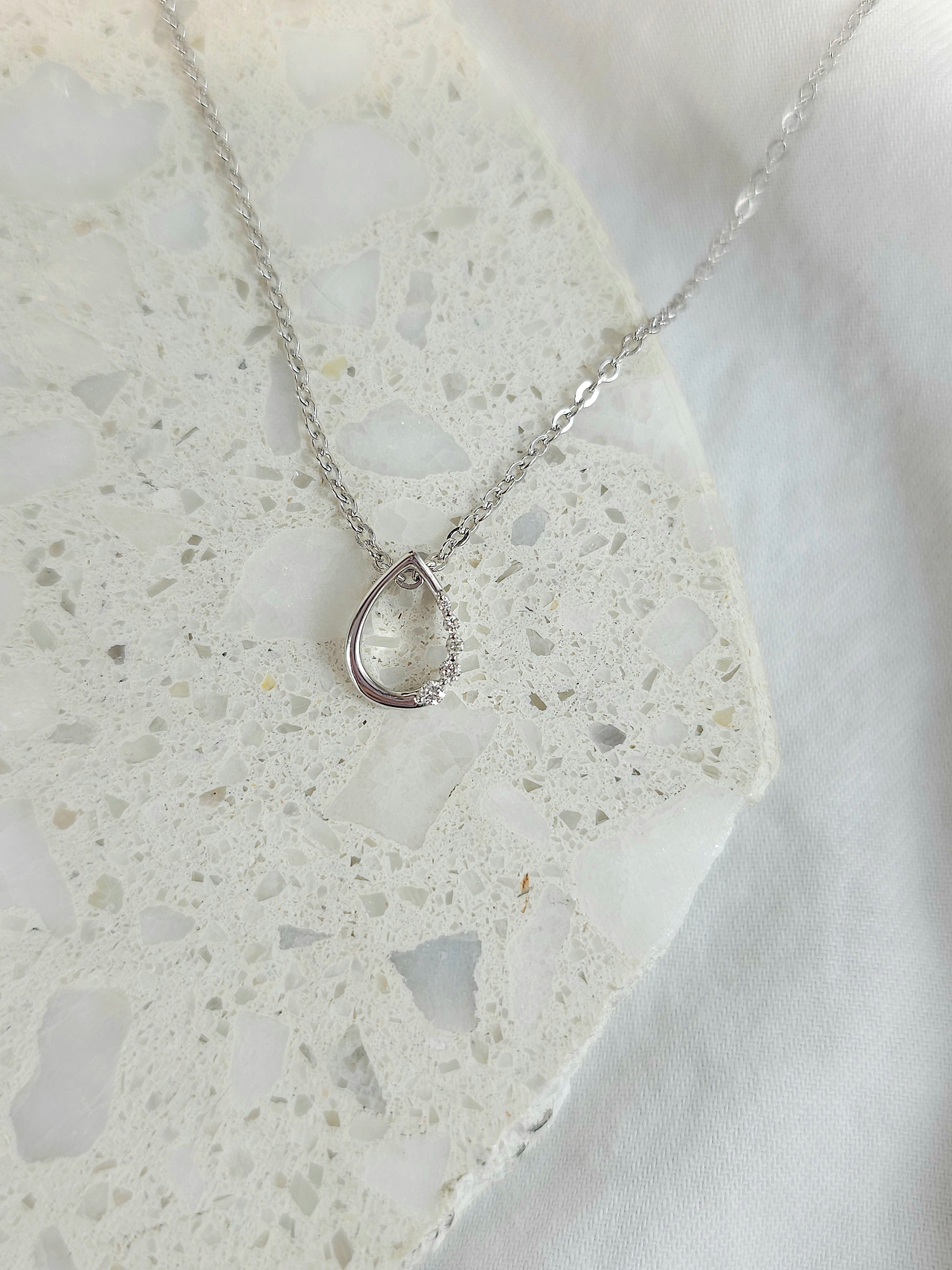 9ct white gold 0.05ct diamond pendant