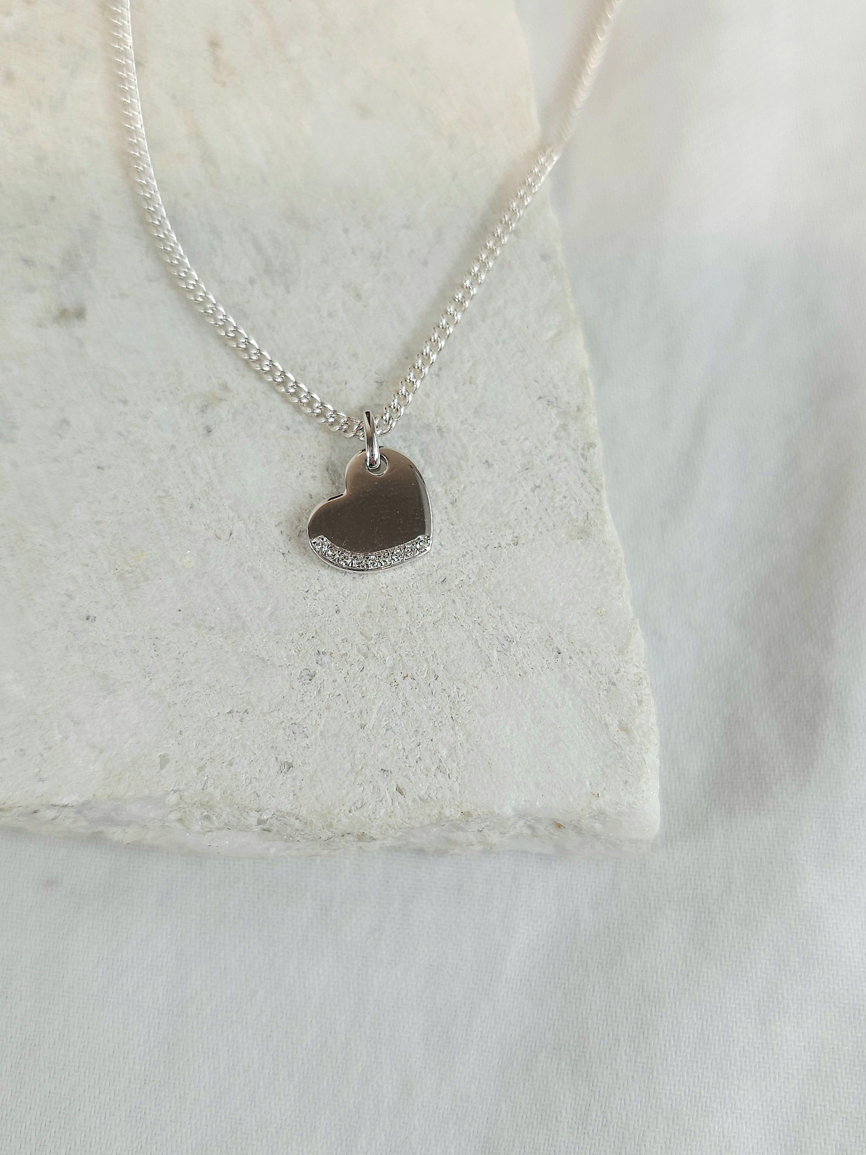 9ct white gold 0.03ct dia eangravable pendant