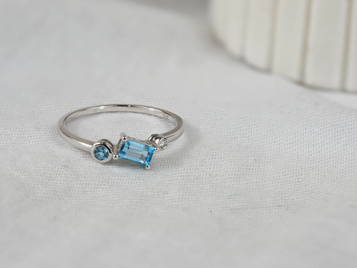 9ct White Gold Blue Topaz & Diamond Scatter Ring