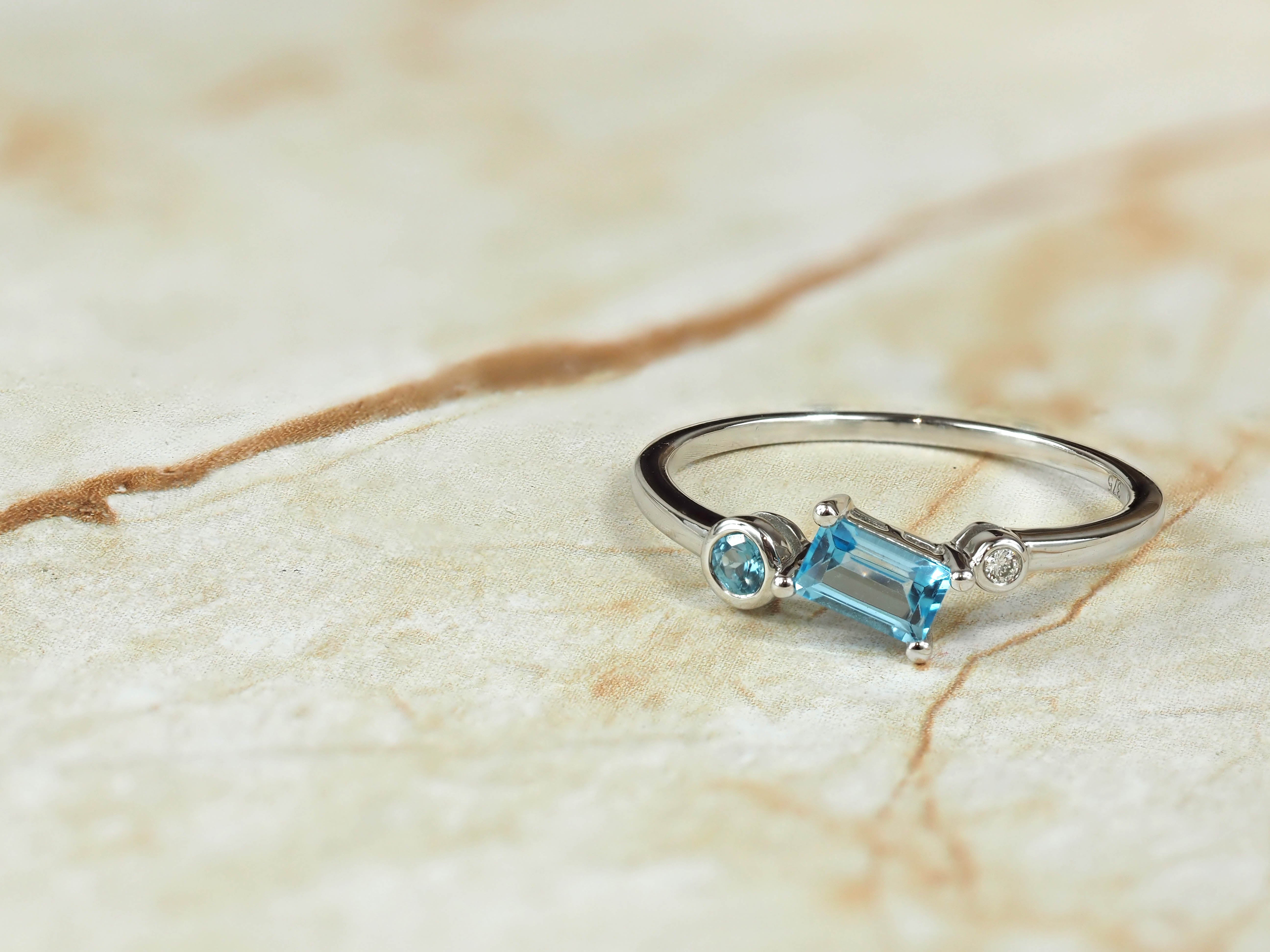 9ct White Gold Blue Topaz & Diamond Scatter Ring
