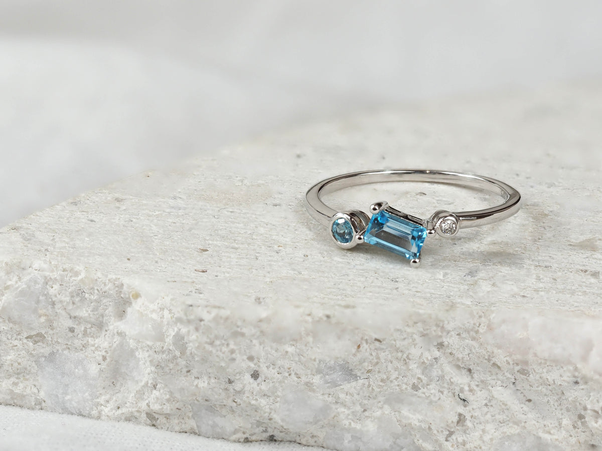 9ct White Gold Blue Topaz & Diamond Scatter Ring