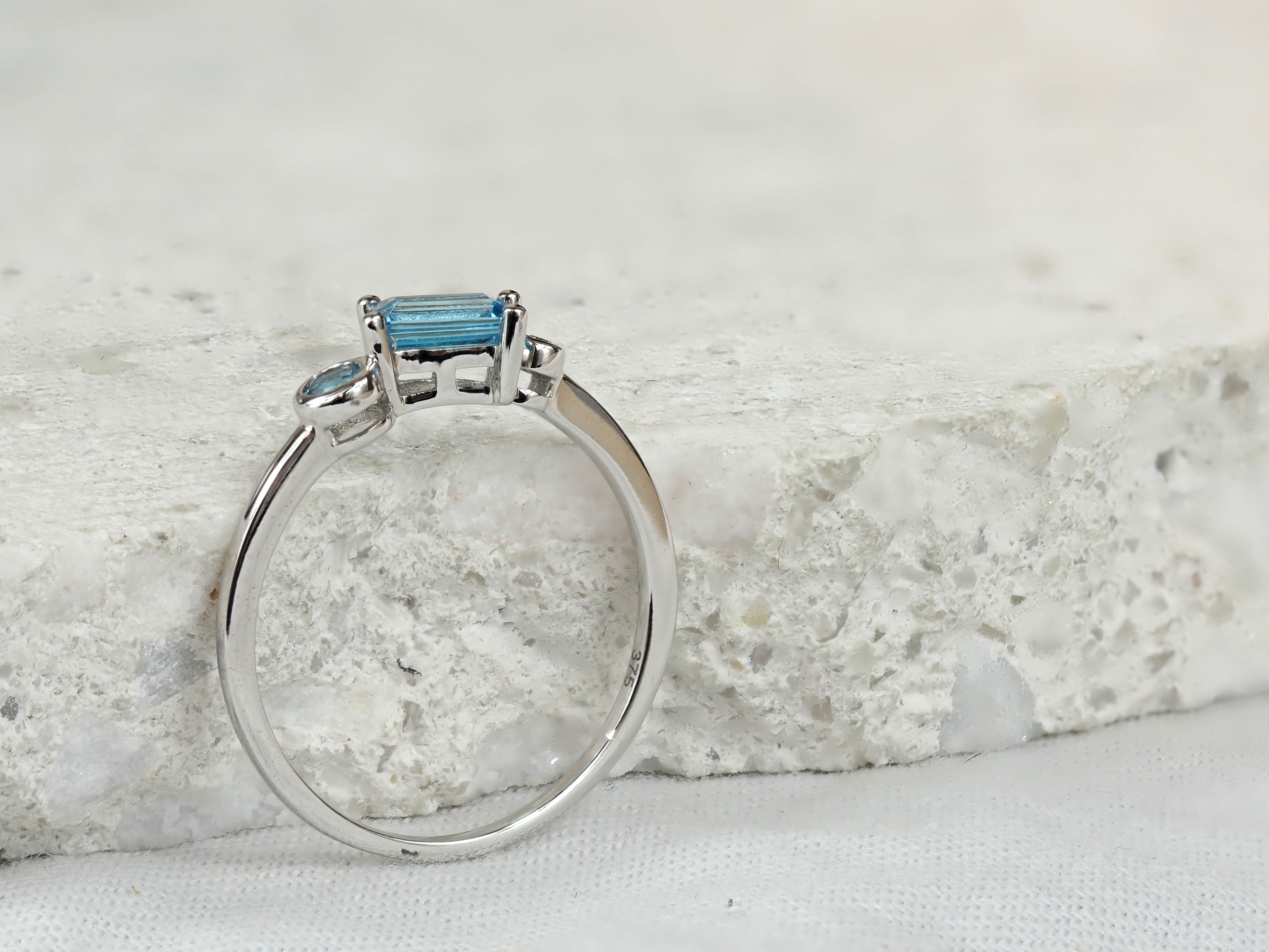 9ct White Gold Blue Topaz & Diamond Scatter Ring
