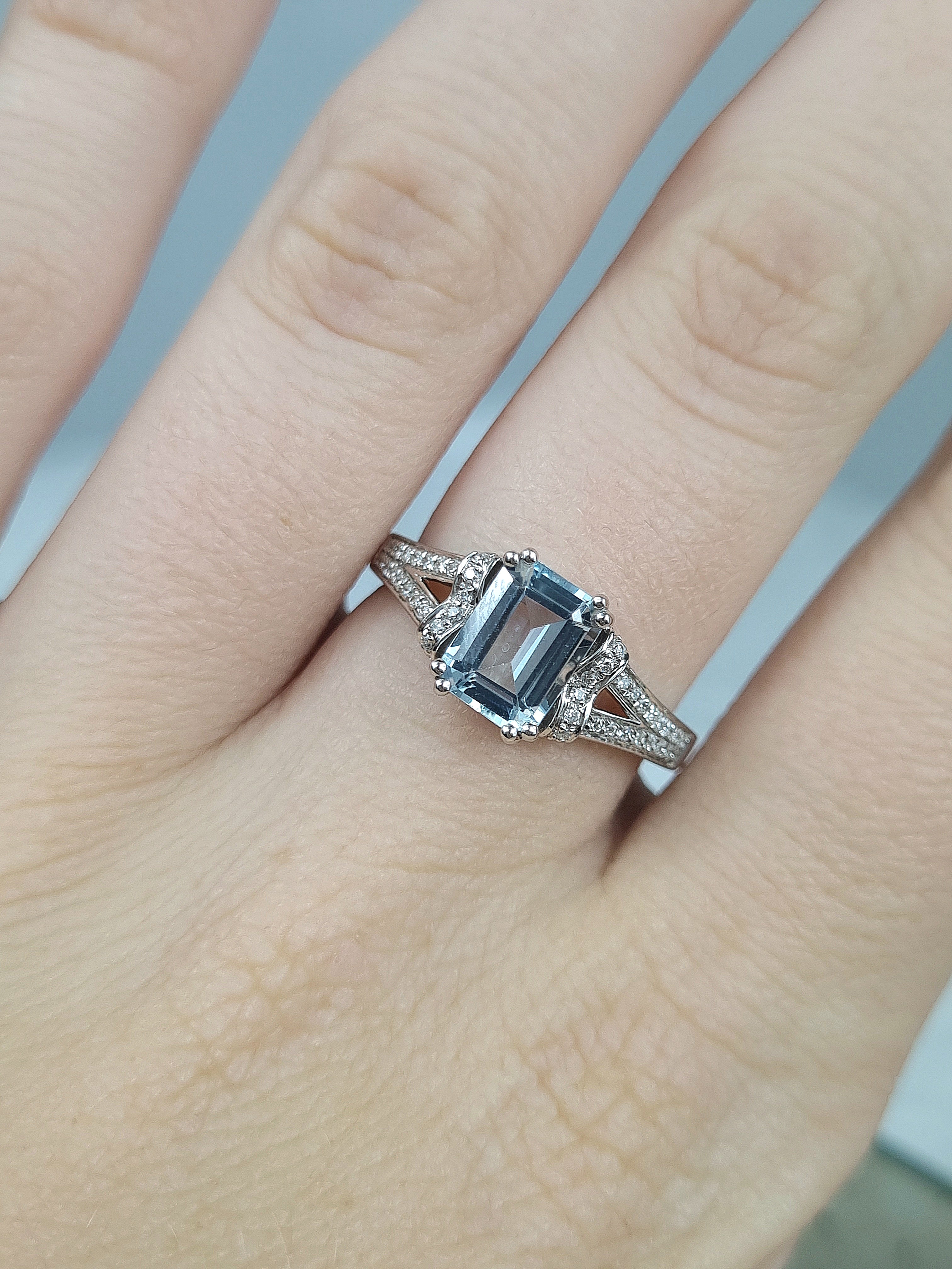 18ct White Gold Aquamarine and Diamond ring