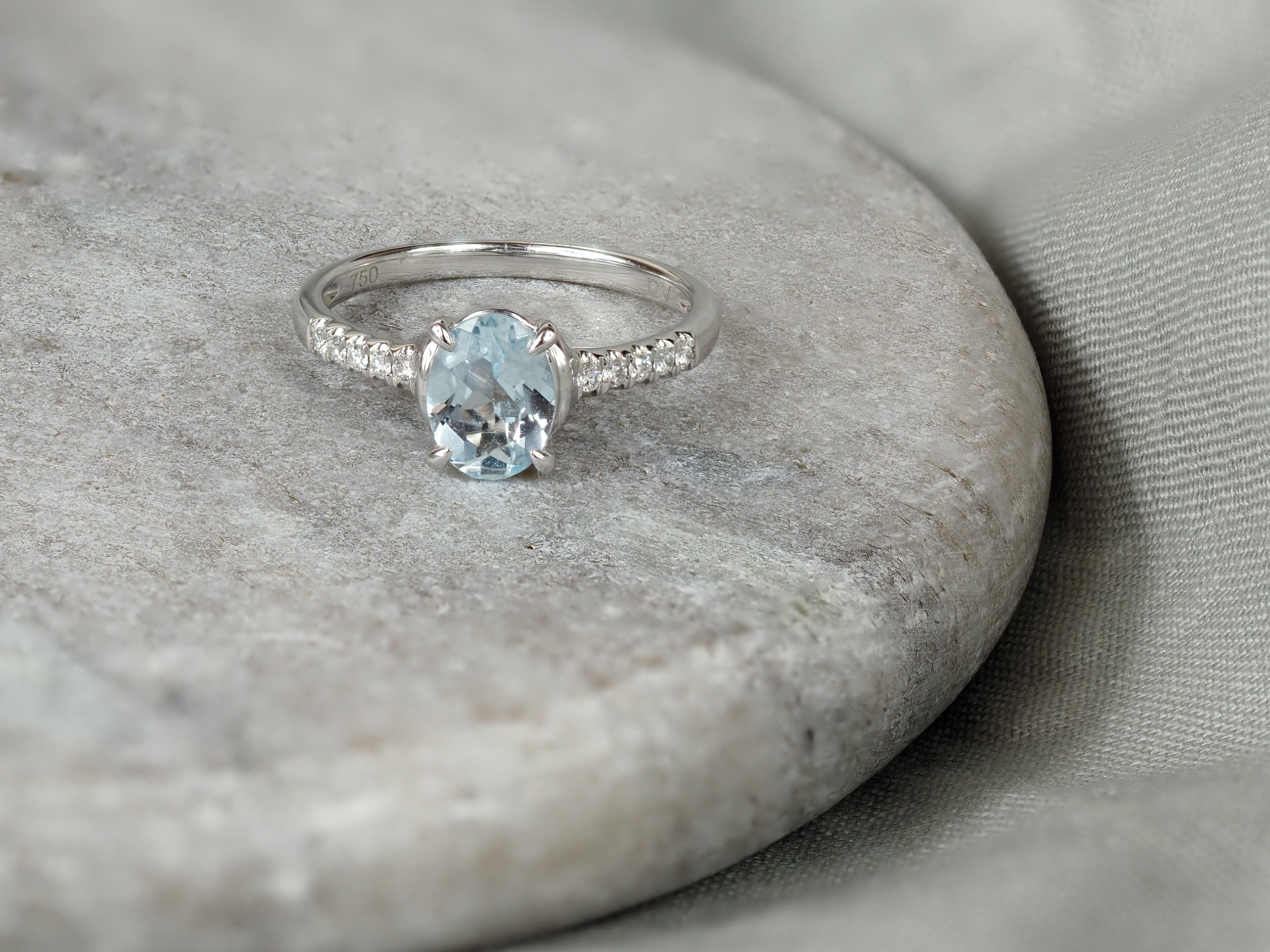 18ct White Gold Aquamarine and Diamond dress ring