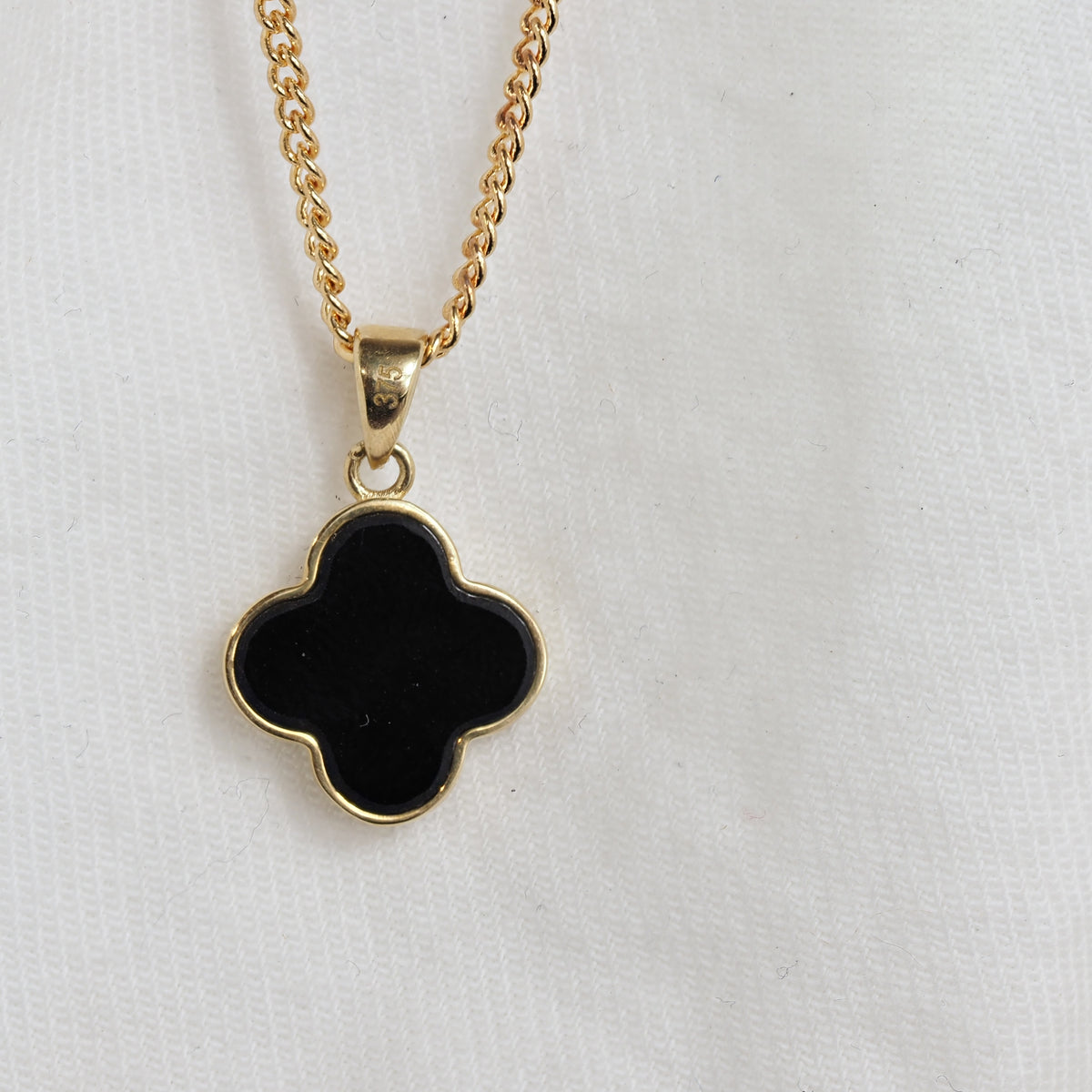 9ct Yellow Gold Black Onyx Clover Pendant