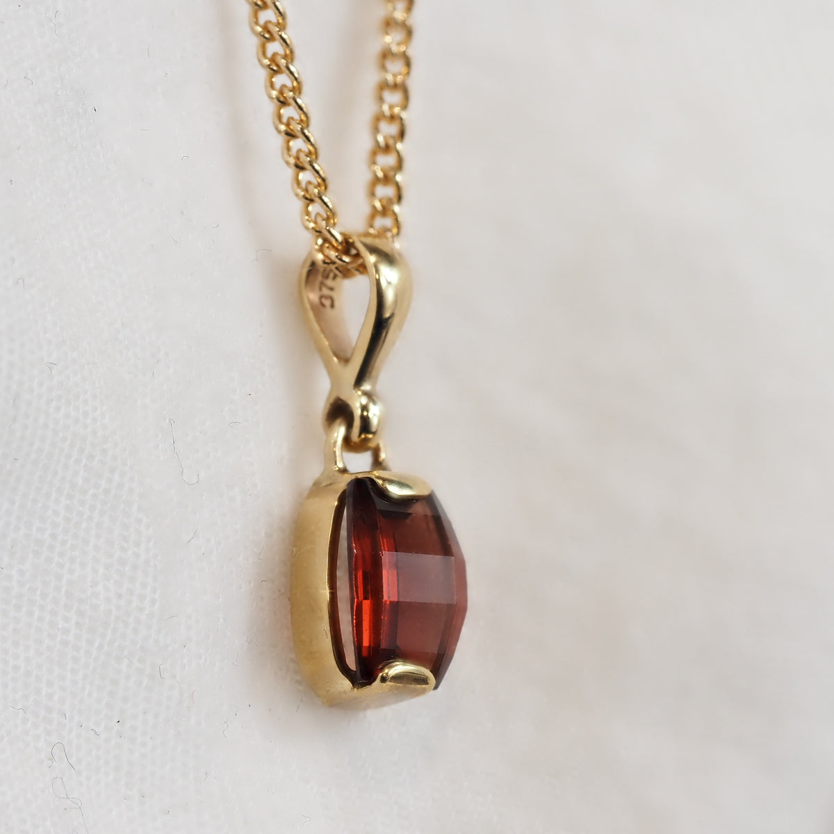 9ct Yellow Gold Garnet Pendant