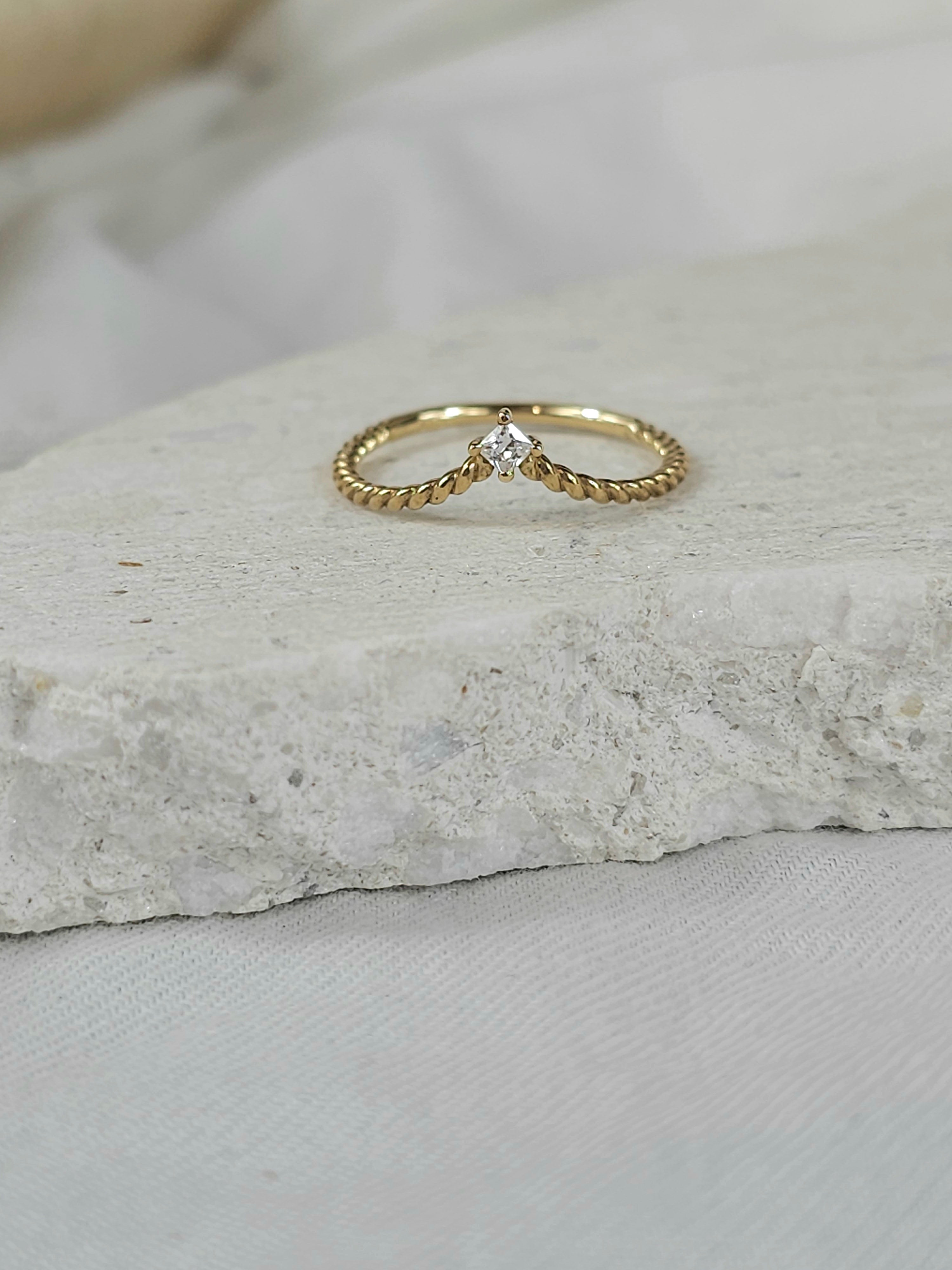 9ct Yellow Gold Twist Band Ring with Cubic Zirconia