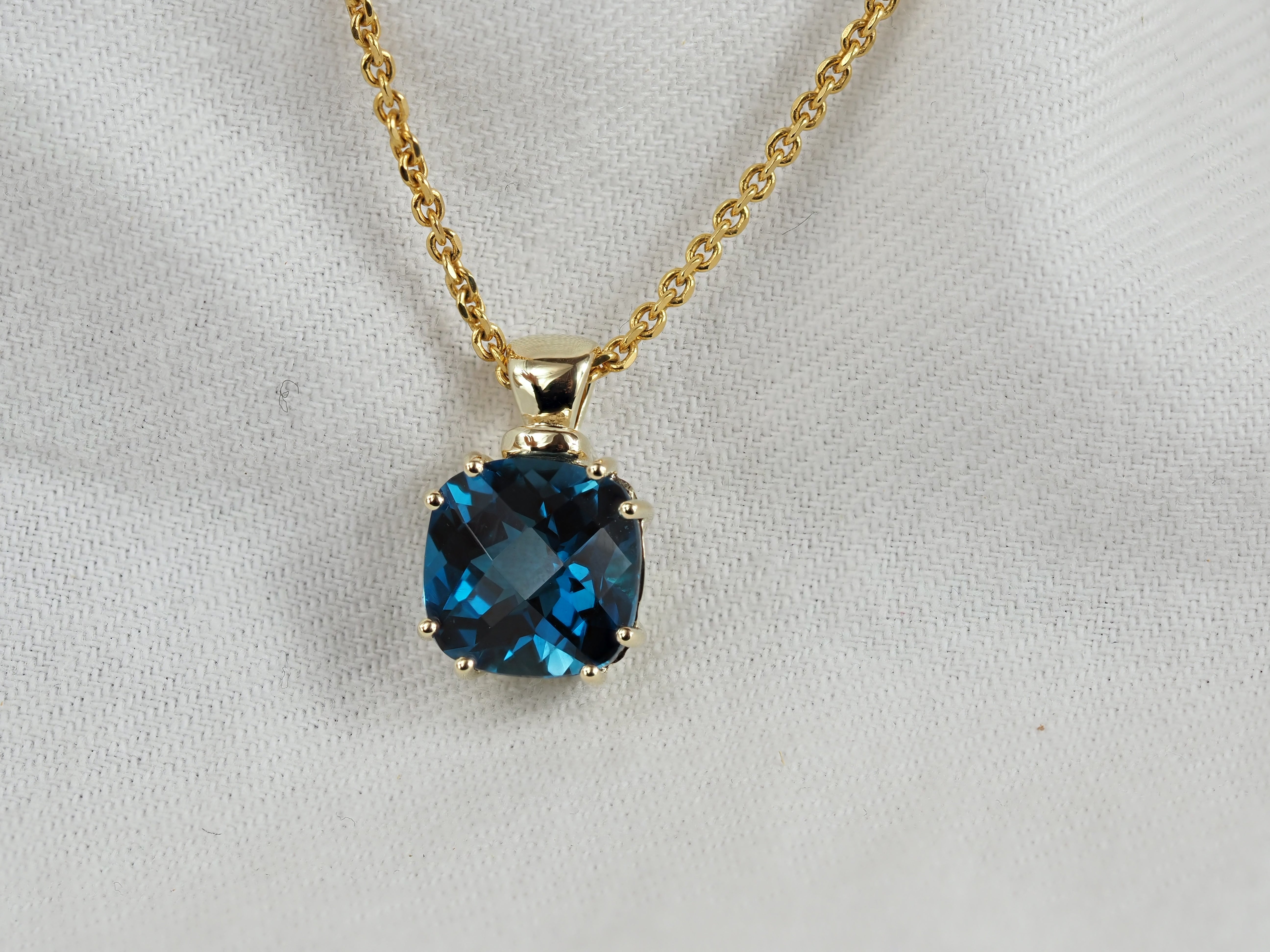 9ct Yellow Gold London Blue Topaz Pendant, 3.65ct Centre