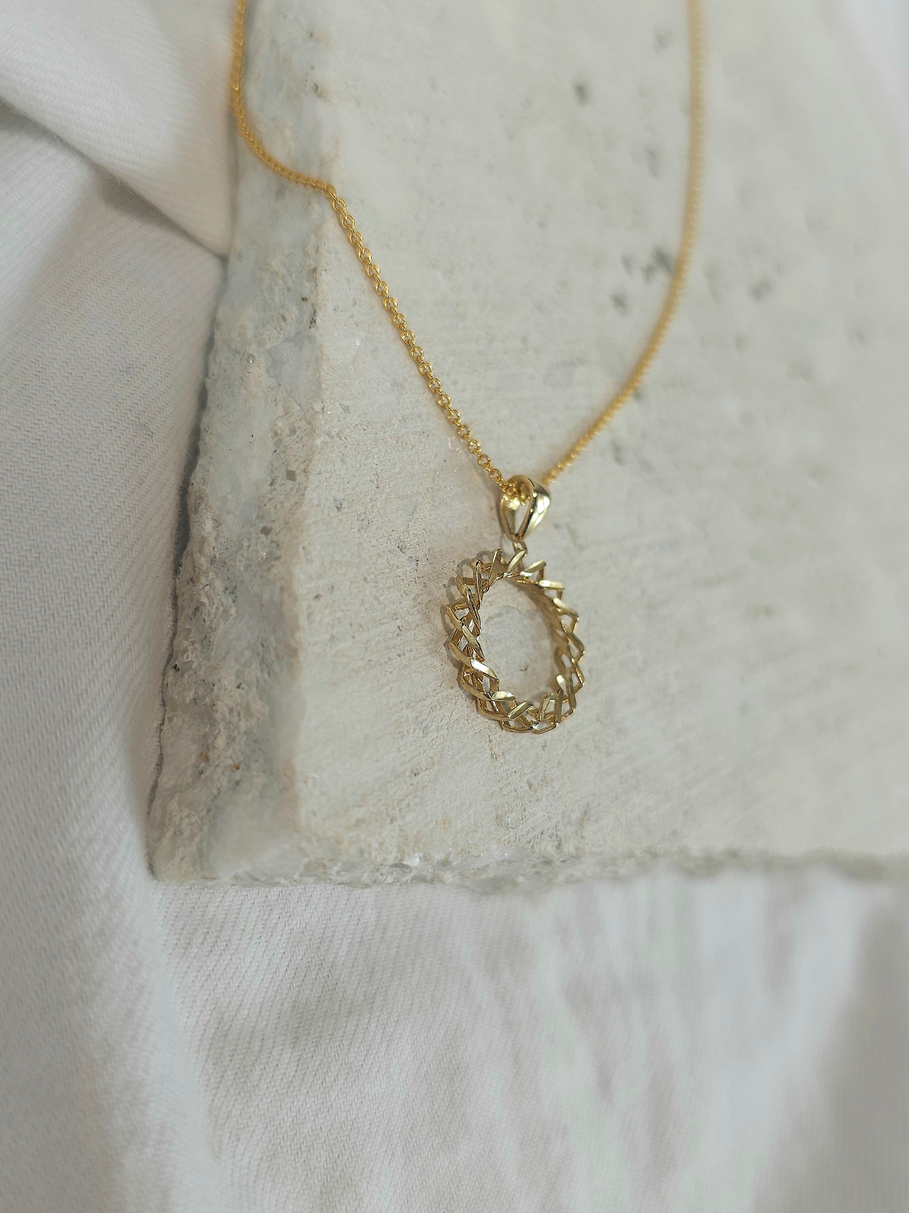 9ct Yellow Gold twist circle pendant