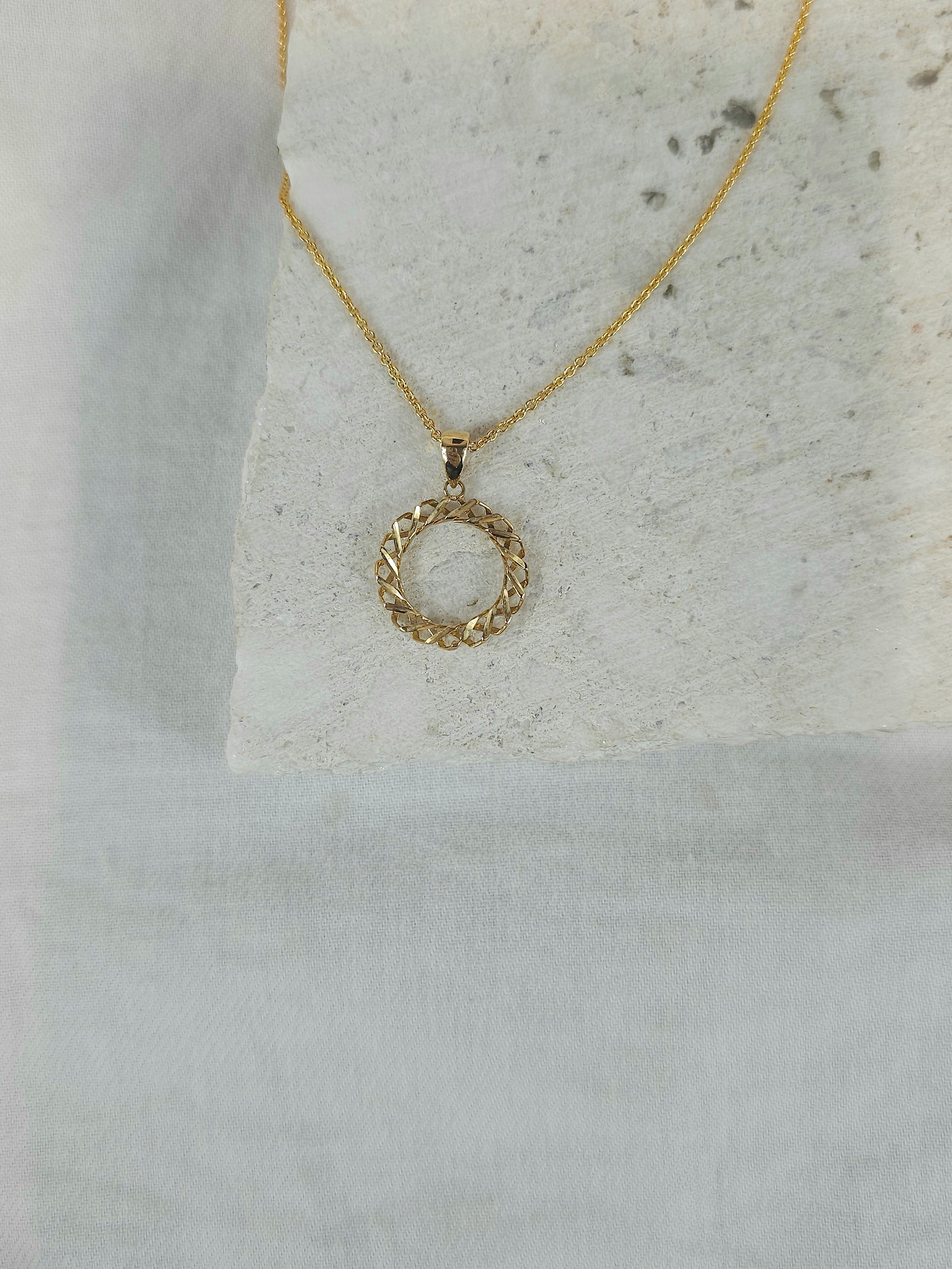 9ct Yellow Gold twist circle pendant