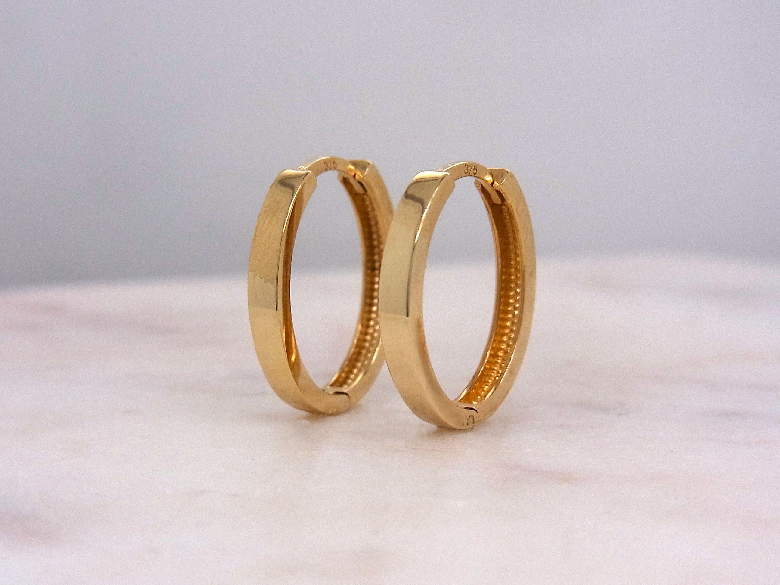 9ct Yellow Gold Plain oval Huggie
