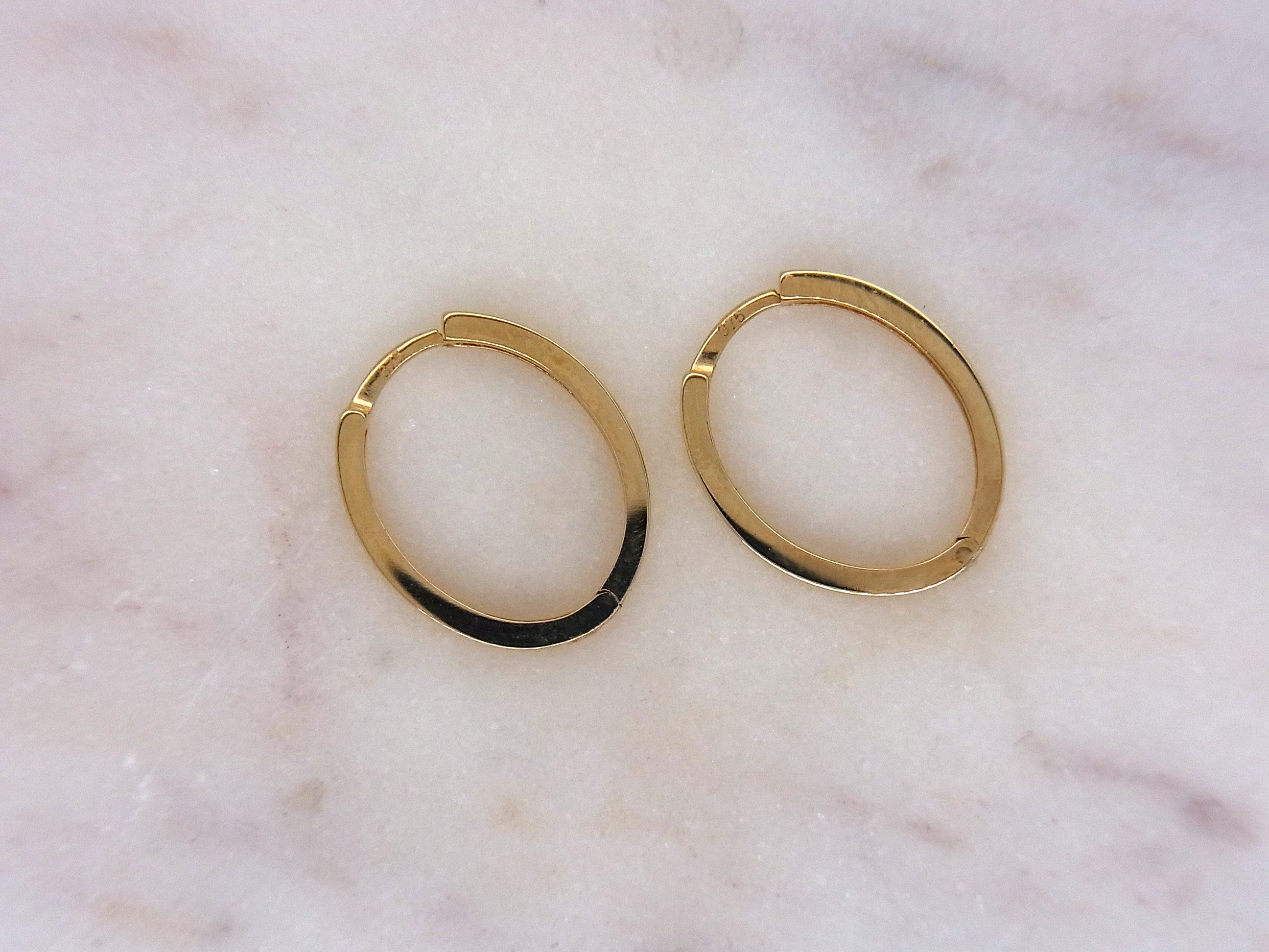 9ct Yellow Gold Plain oval Huggie