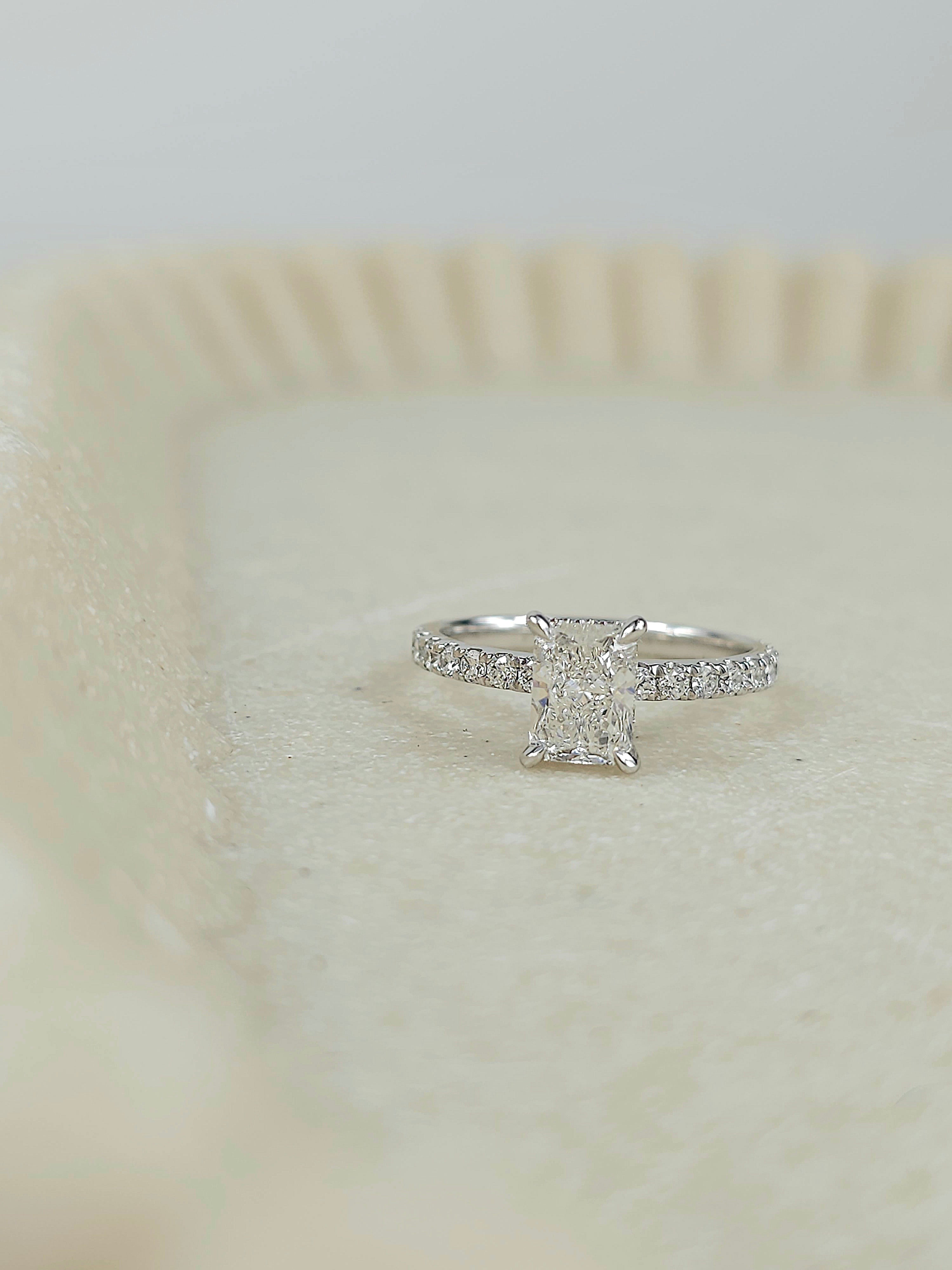 18ct White Gold Vero Lab-Grown Emerald-cut Radiant, 1.01ct centre