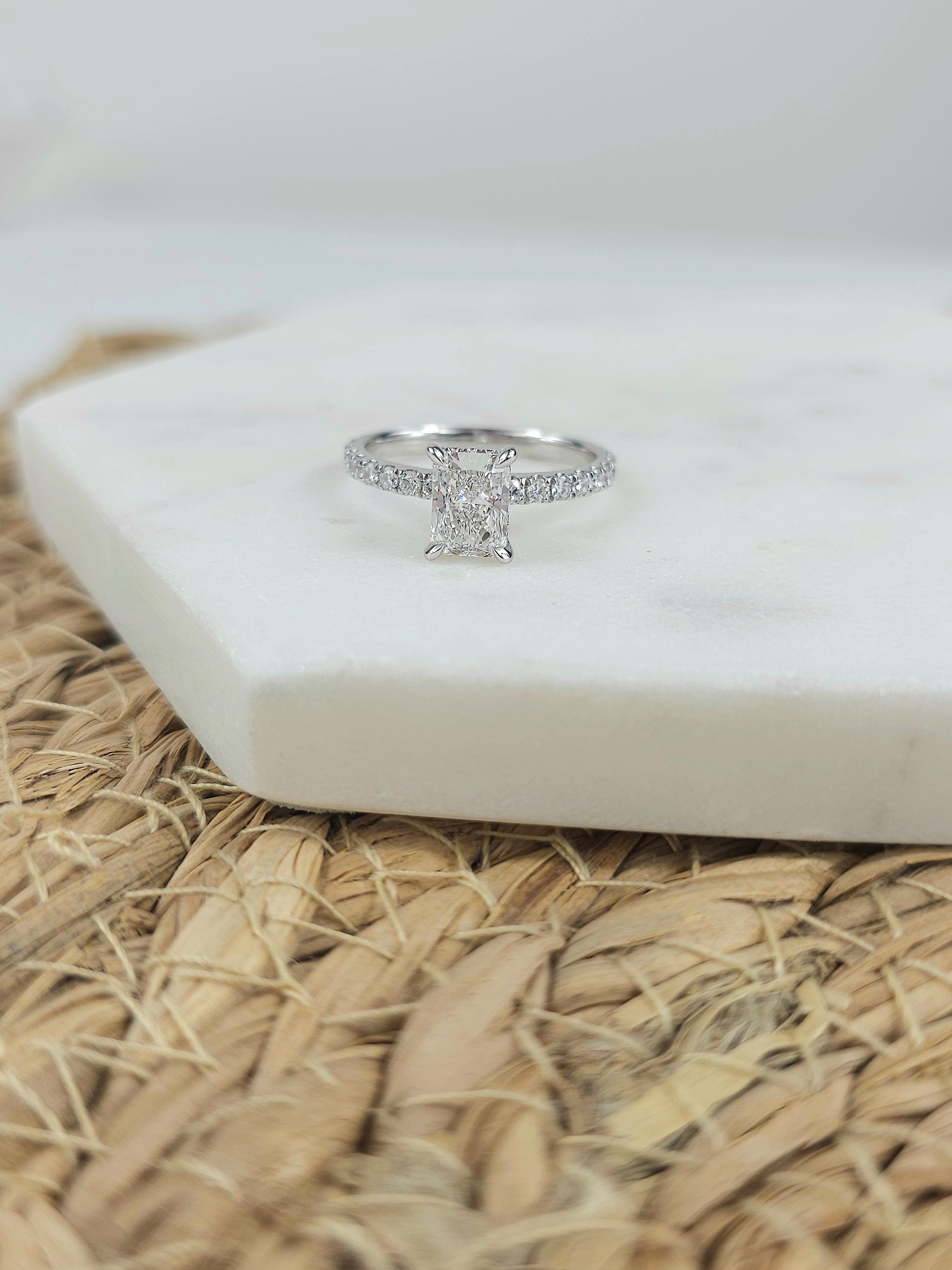 18ct White Gold Vero Lab-Grown Emerald-cut Radiant, 1.01ct centre