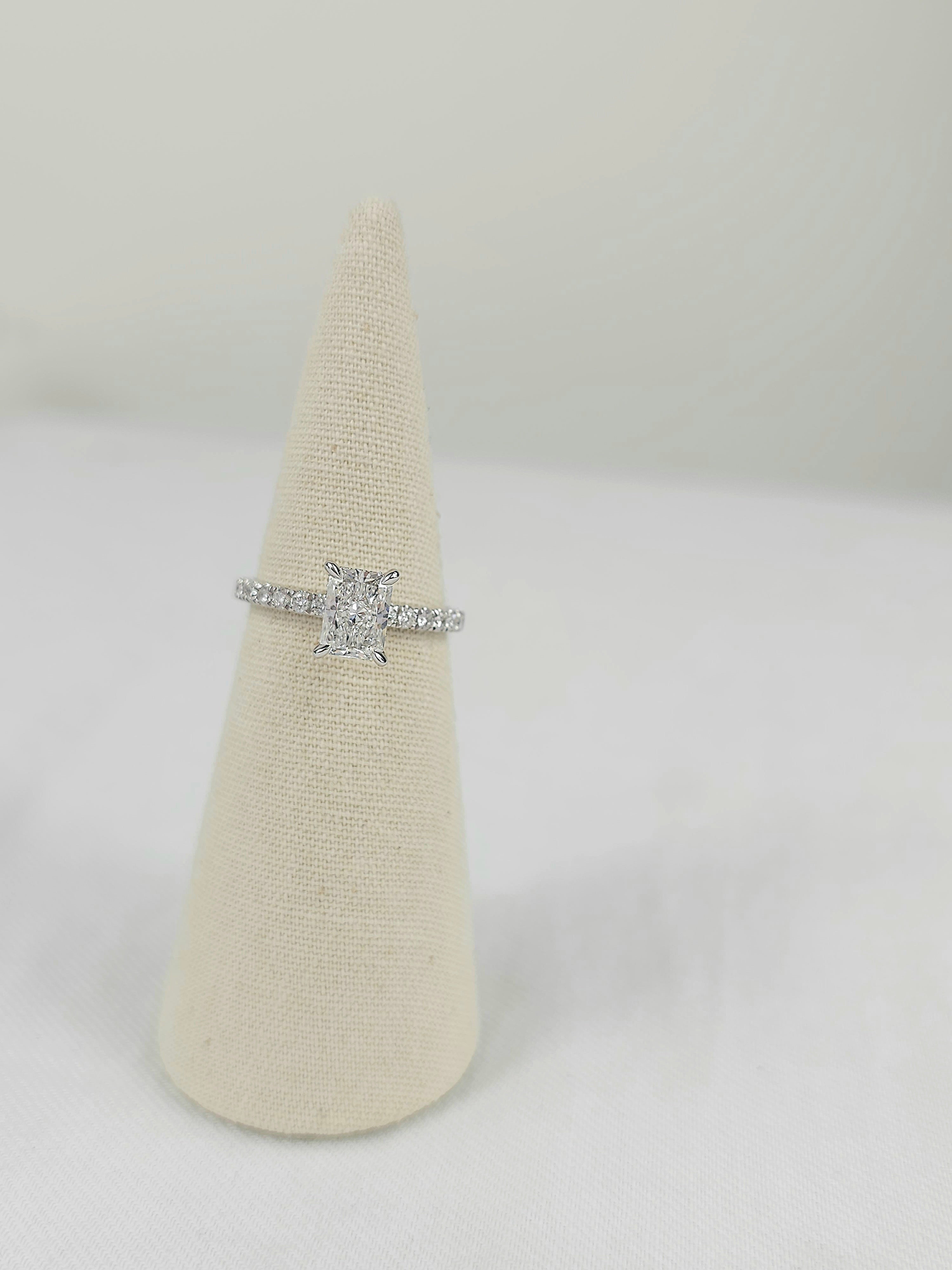 18ct White Gold Vero Lab-Grown Emerald-cut Radiant, 1.01ct centre