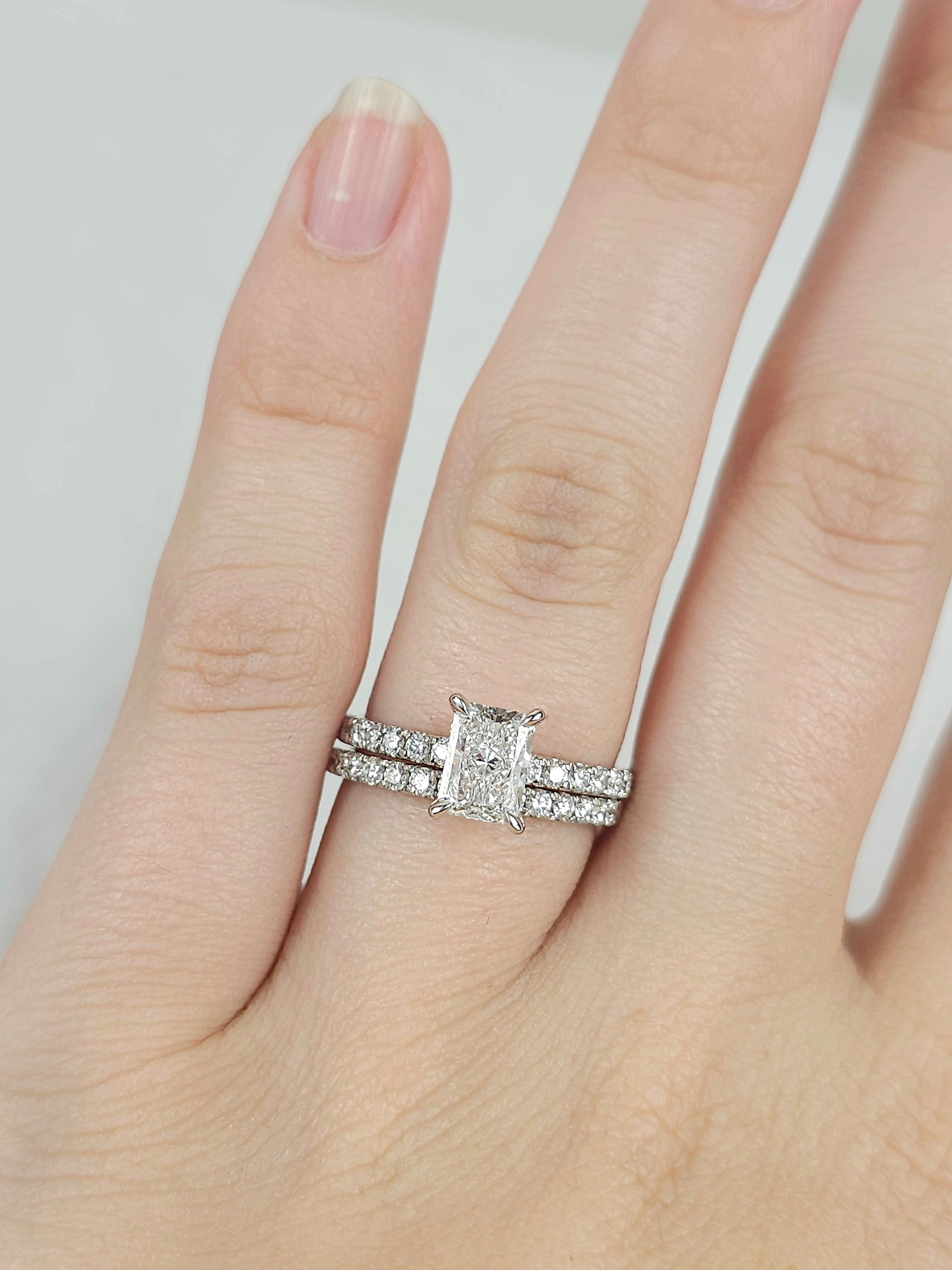 18ct White Gold Vero Lab-Grown Emerald-cut Radiant, 1.01ct centre