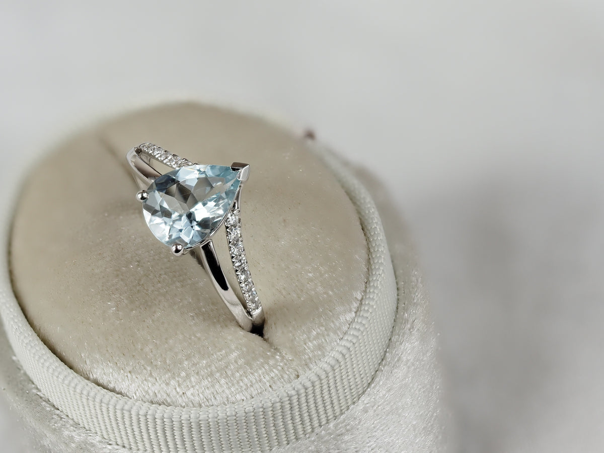 18ct White Gold Aquamarine and Diamond dress ring
