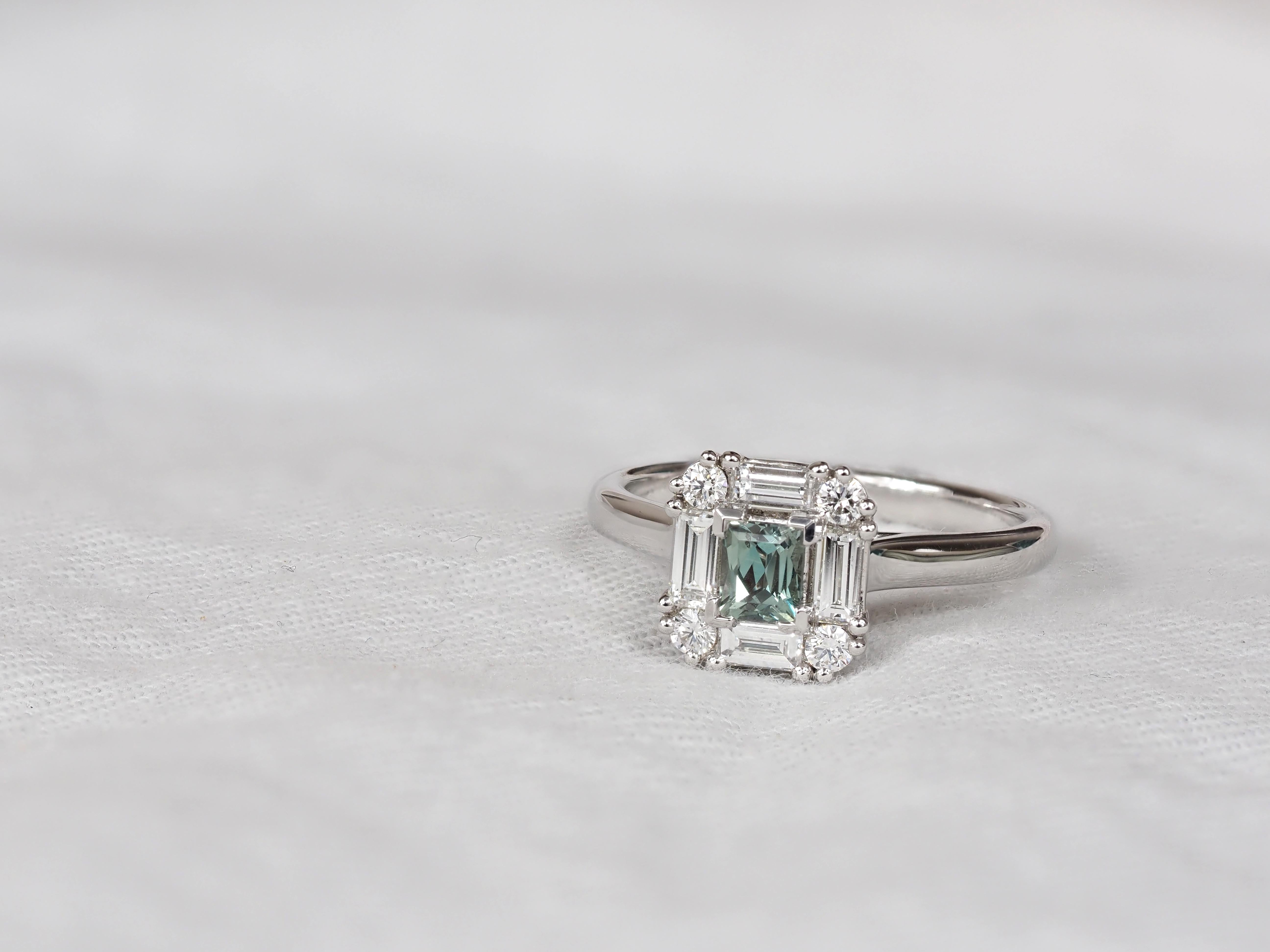 18ct White Gold Alexandrite and Diamond ring, 0.39ct centre