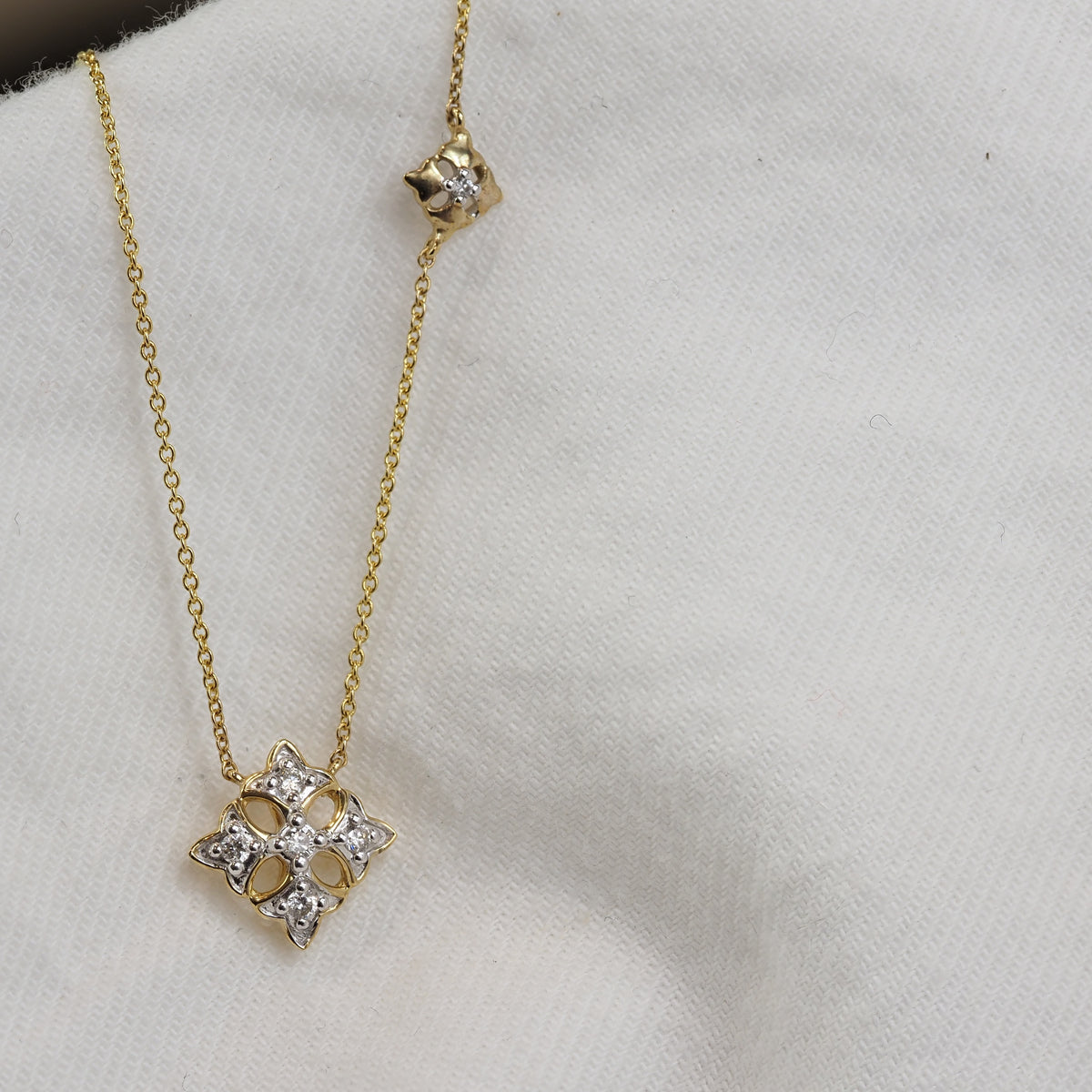 9ct Yellow and White gold Diamond necklet, 0.075ct total