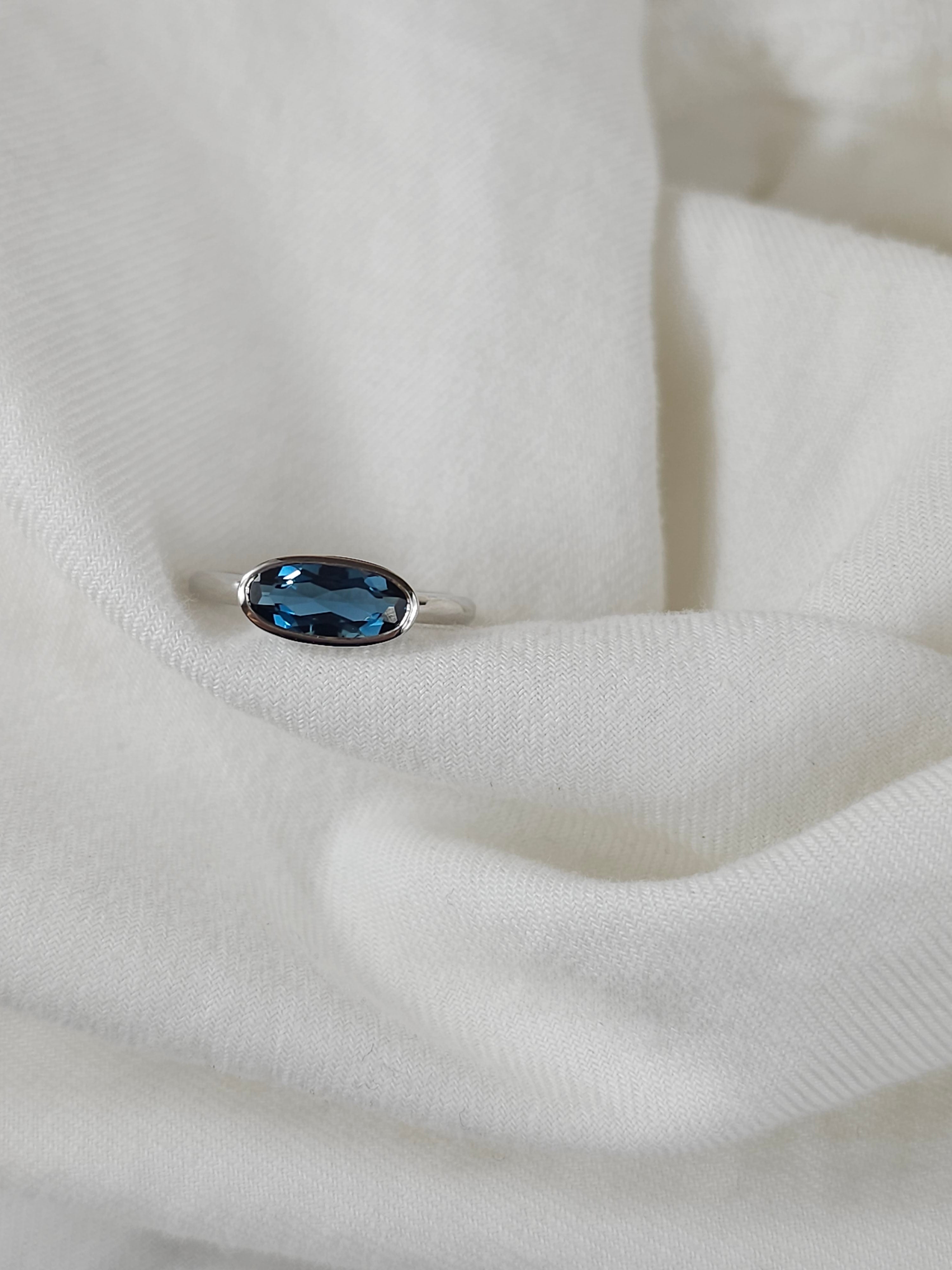 9ct White Gold London Blue Topaz Ring, 1.58ct