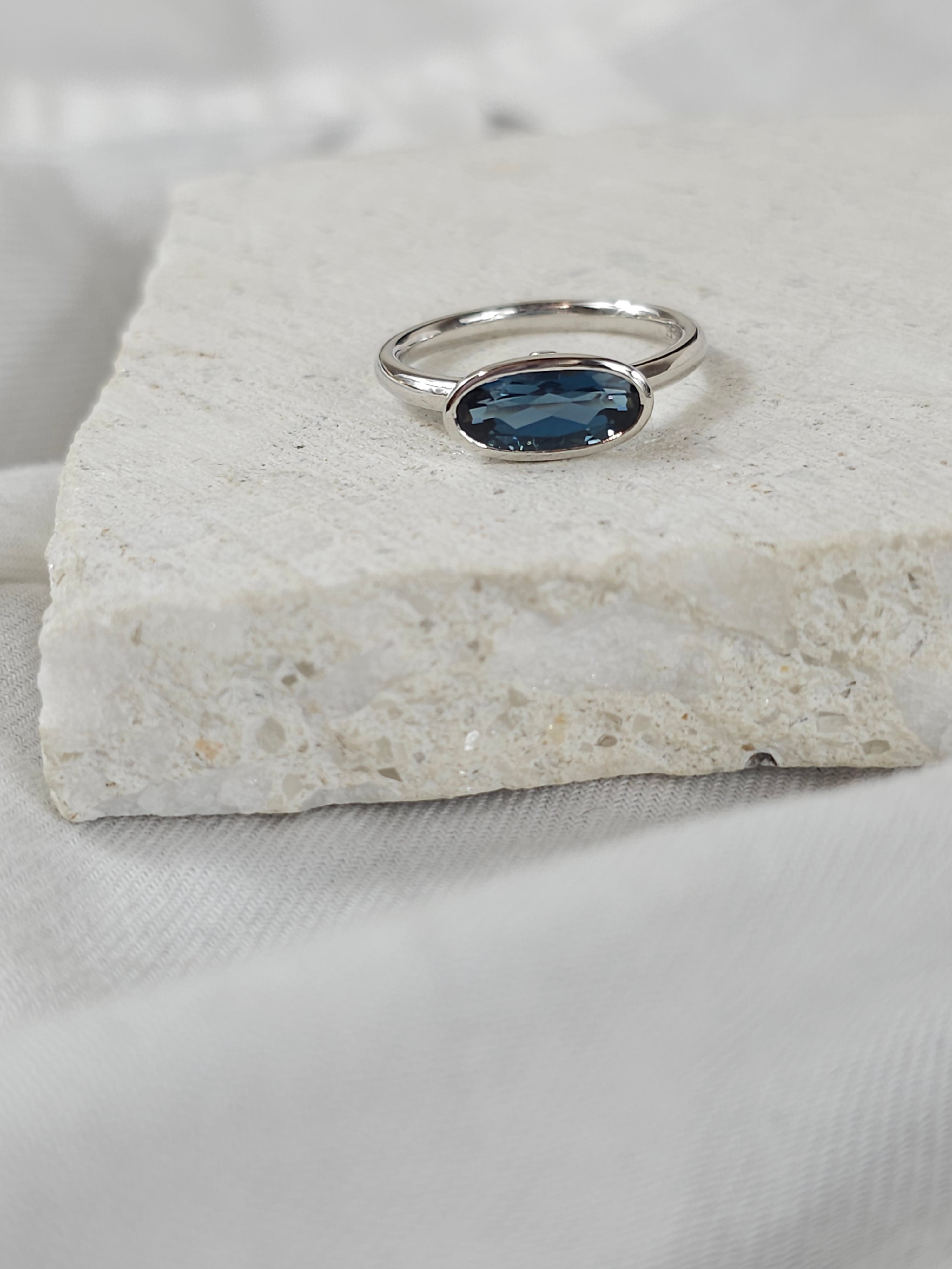 9ct White Gold London Blue Topaz Ring, 1.58ct