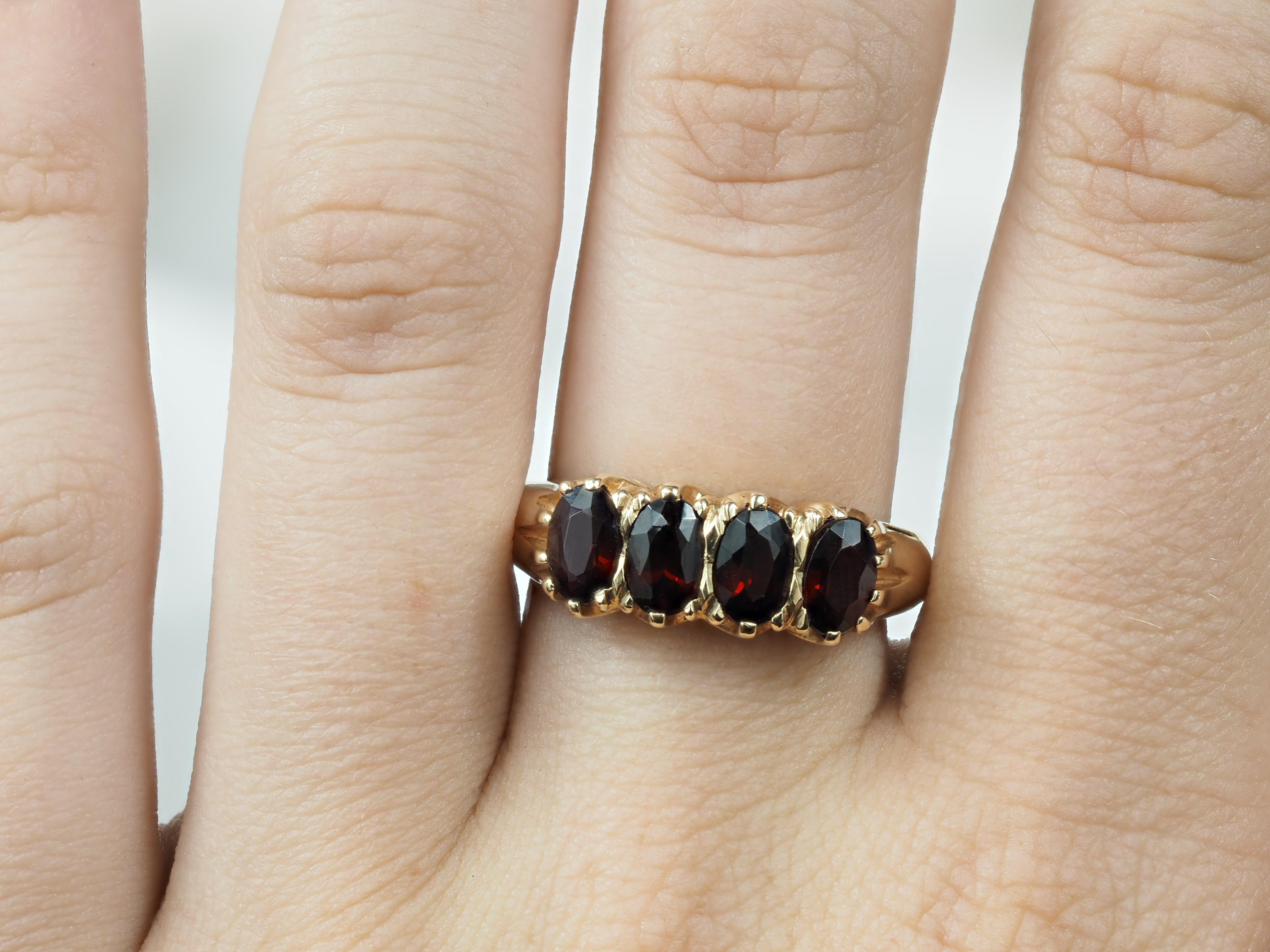9ct Yellow Gold Vintage Style Garnet Ring