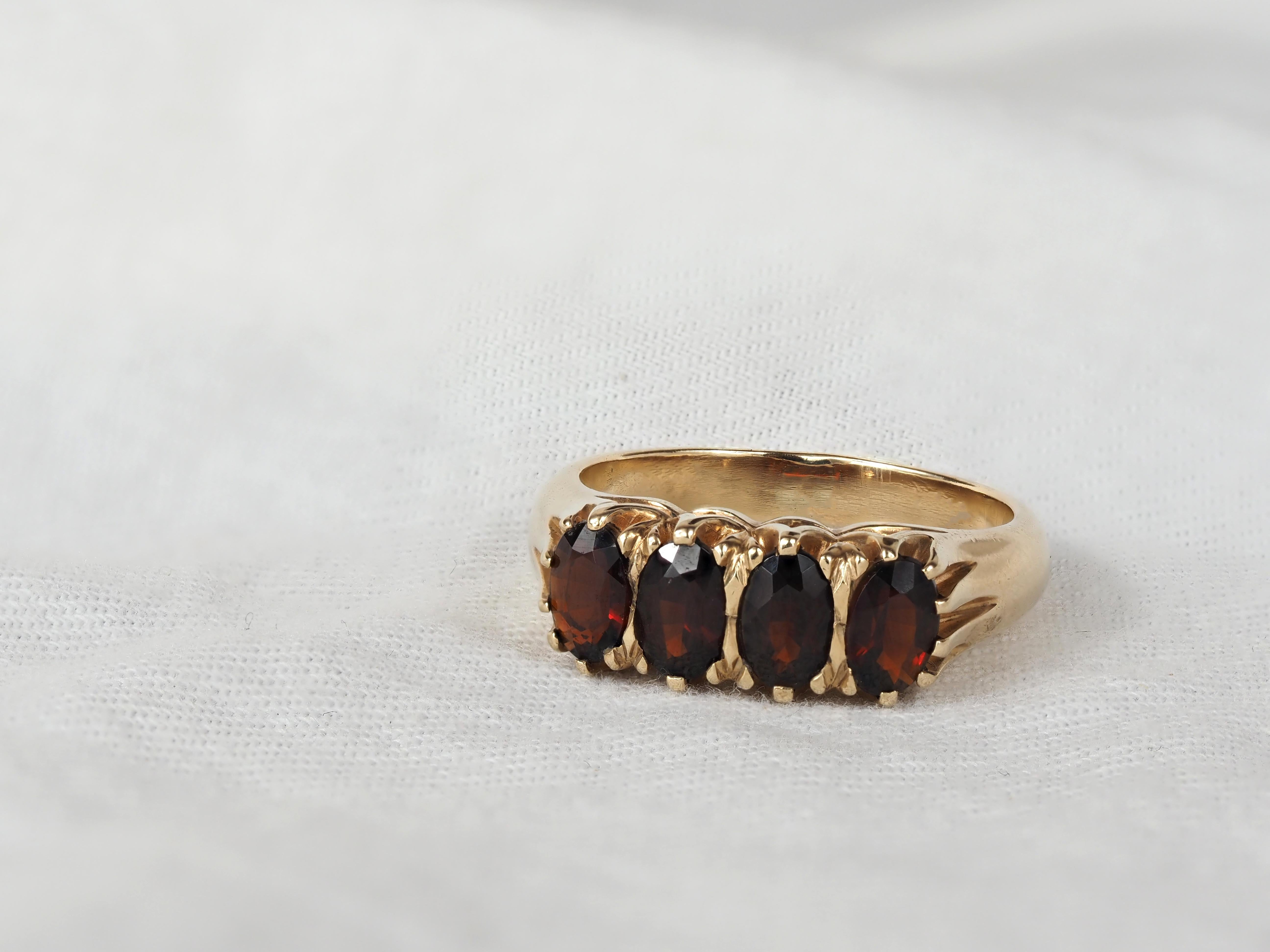9ct Yellow Gold Vintage Style Garnet Ring