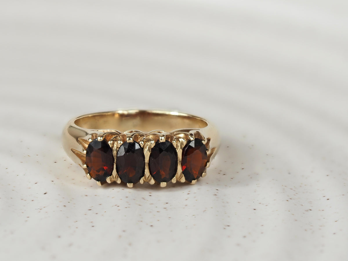 9ct Yellow Gold Vintage Style Garnet Ring