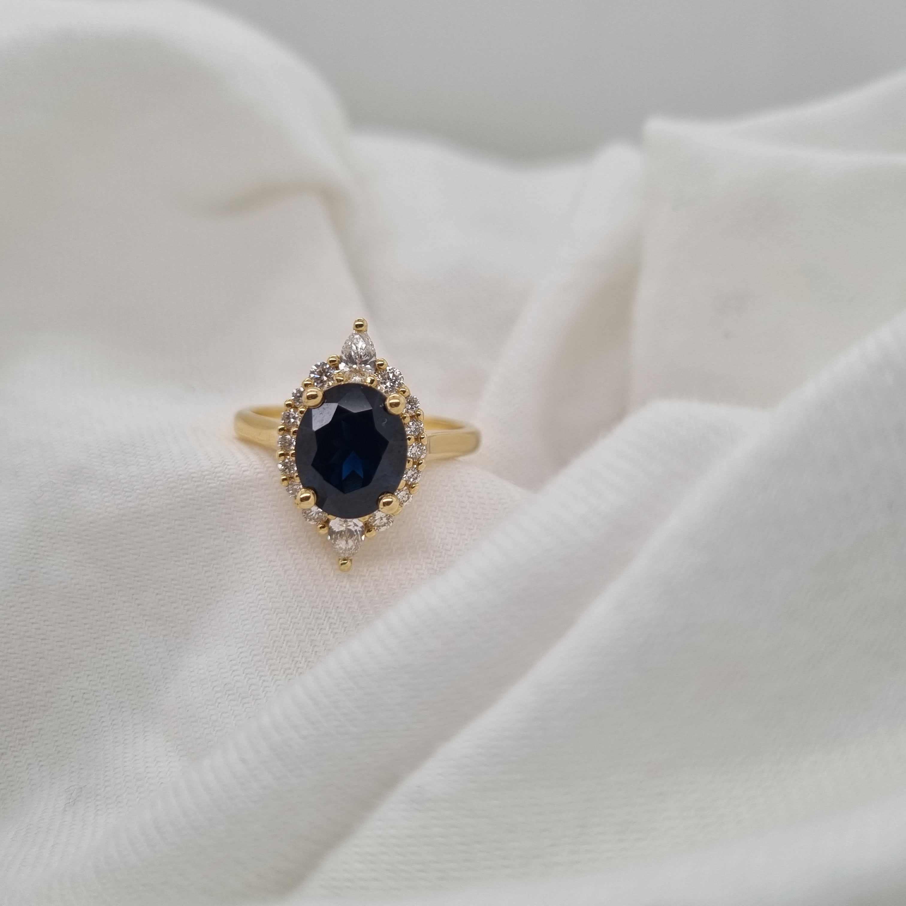 18 carat Yellow Gold, Natural Sapphire & Diamond Ring.