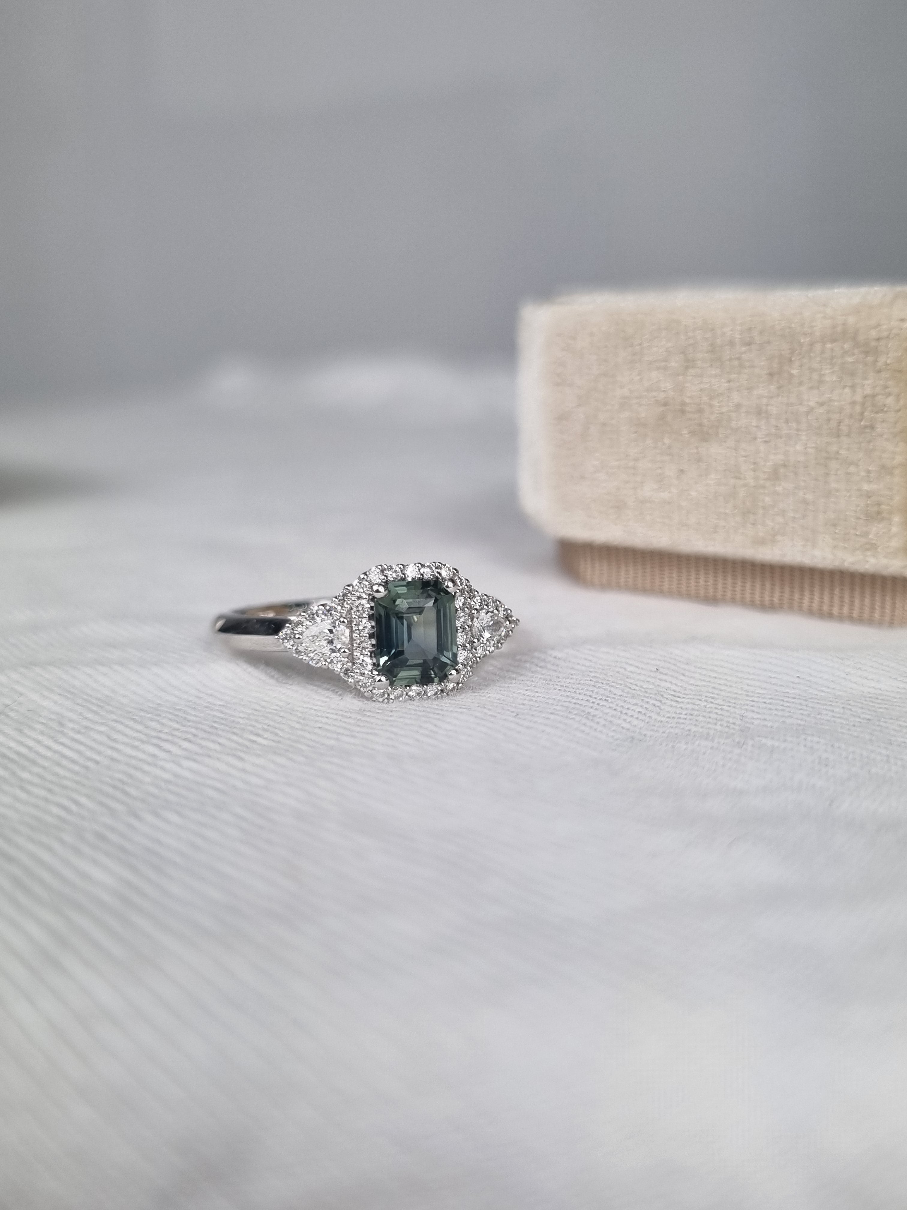 18ct White Gold Montana Sapphire and Diamond ring, 1.06ct centre