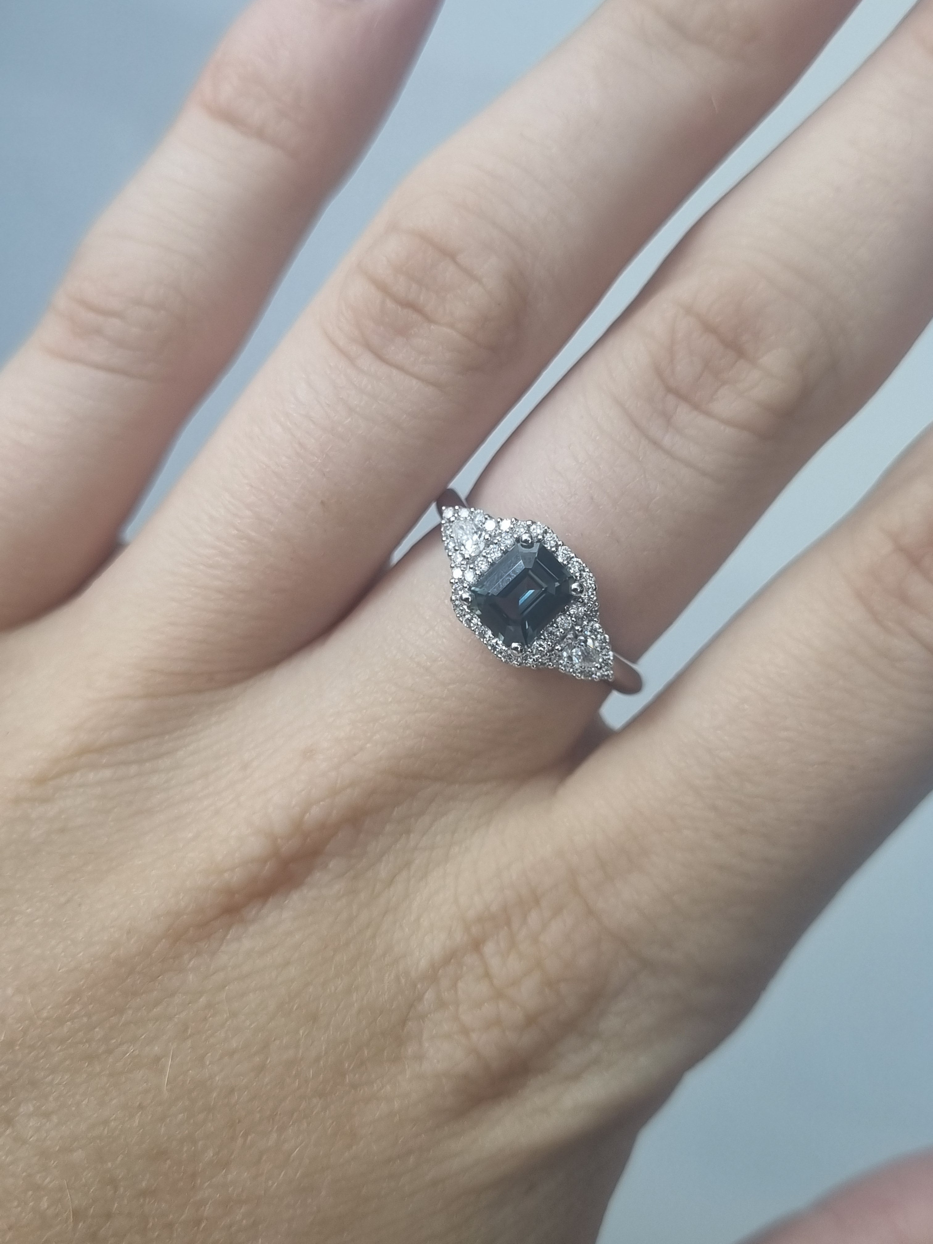 18ct White Gold Montana Sapphire and Diamond ring, 1.06ct centre