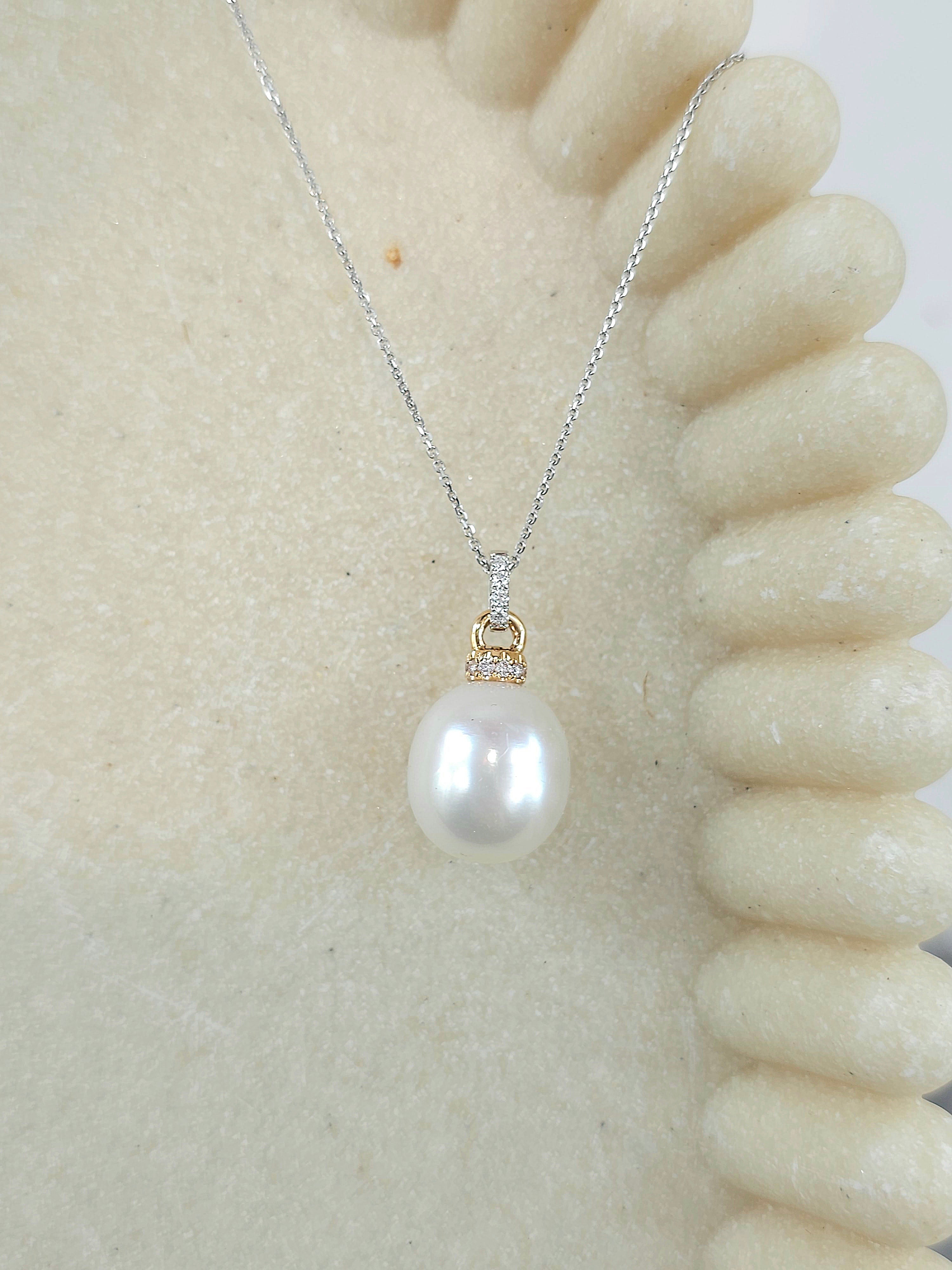18 carat Rose & White Gold Argyle & South Sea Pendant, 0.125 carats total.