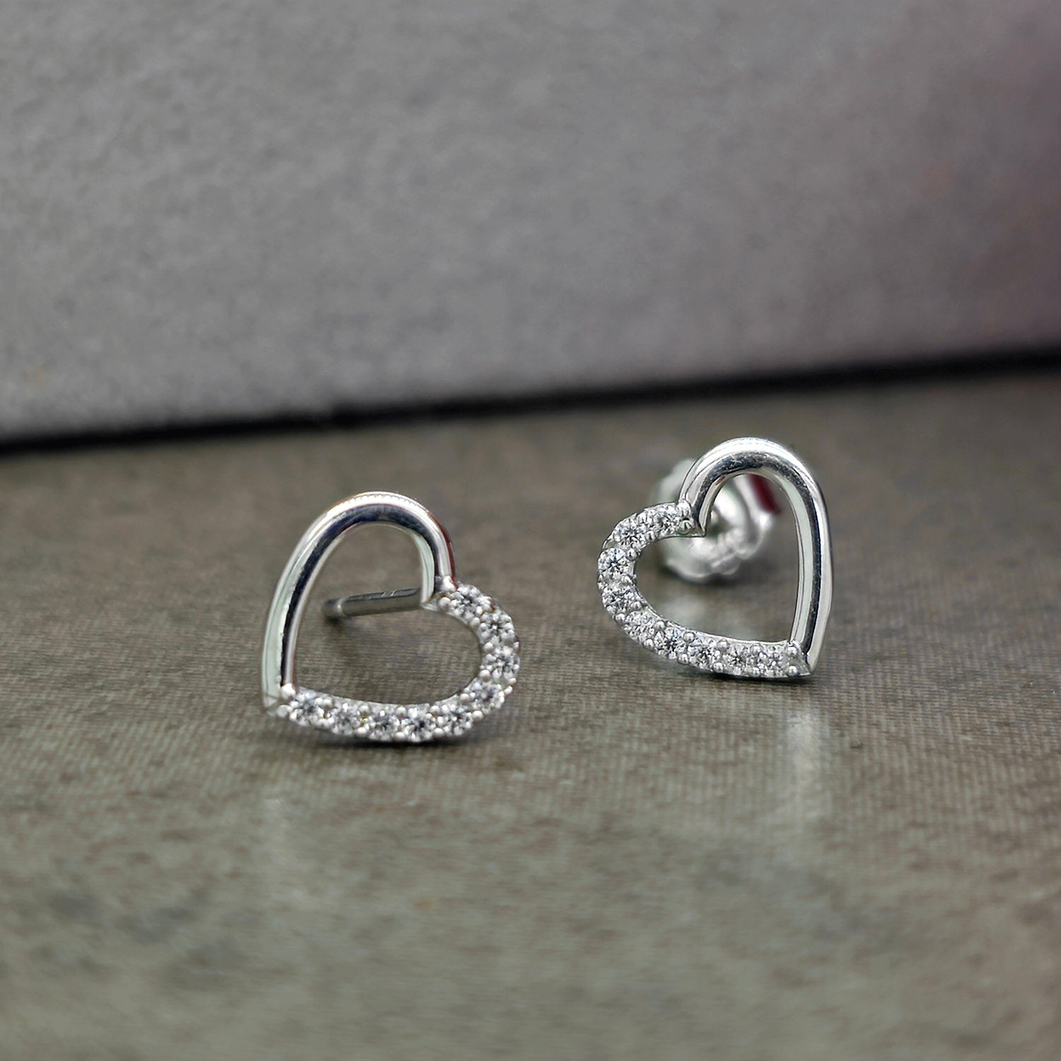 9ct white gold heart studs
