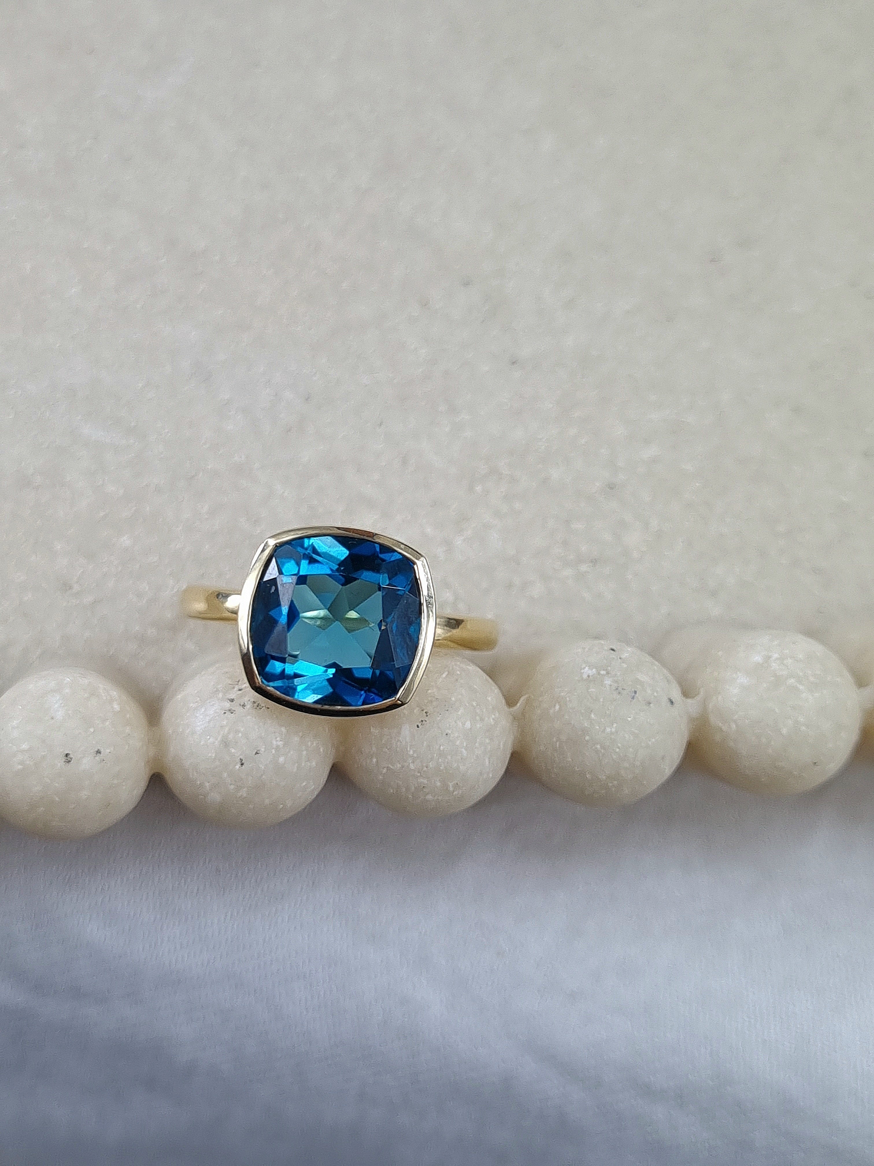 9ct Yellow Gold London Blue Topaz ring