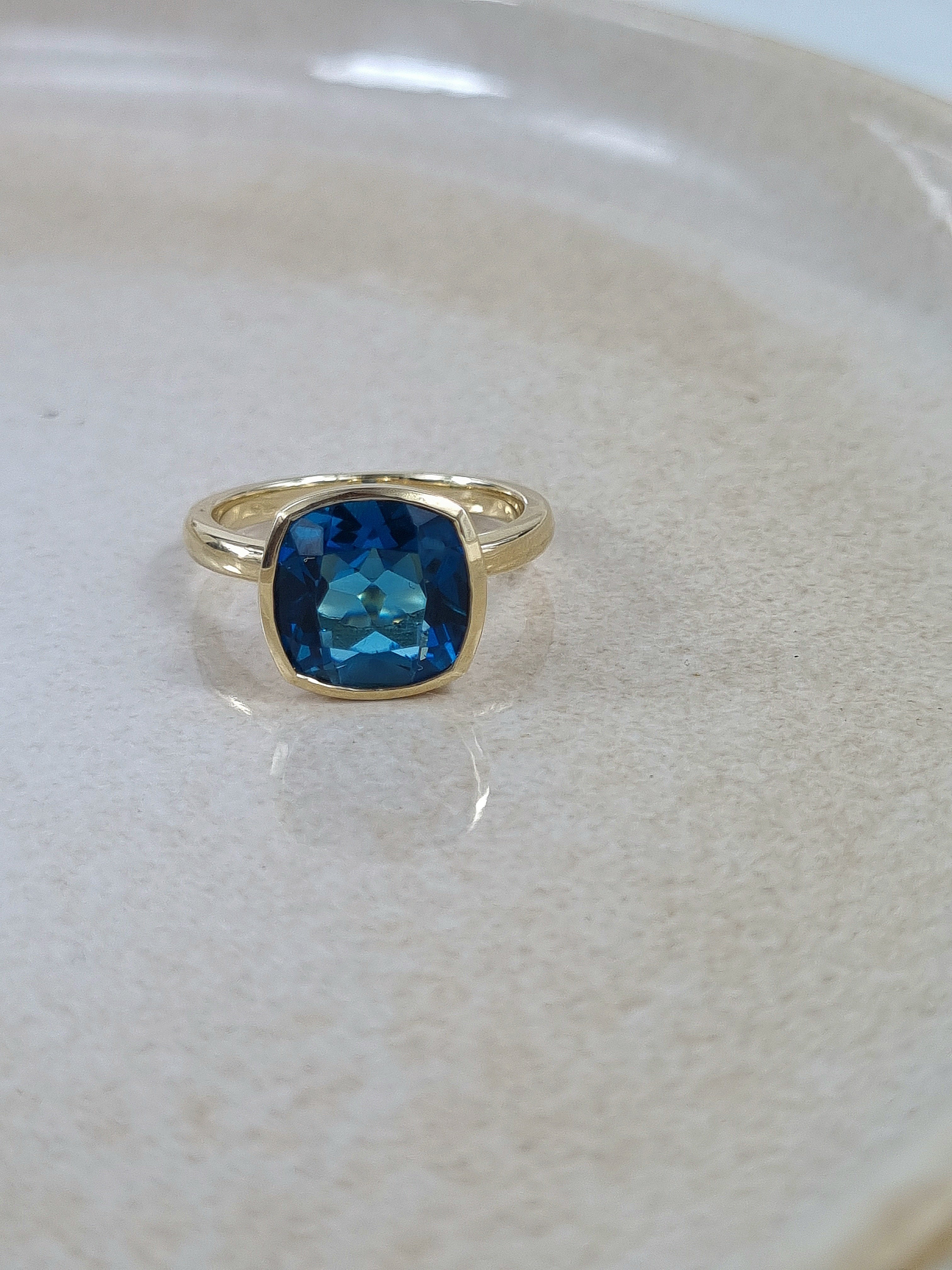 9ct Yellow Gold London Blue Topaz ring