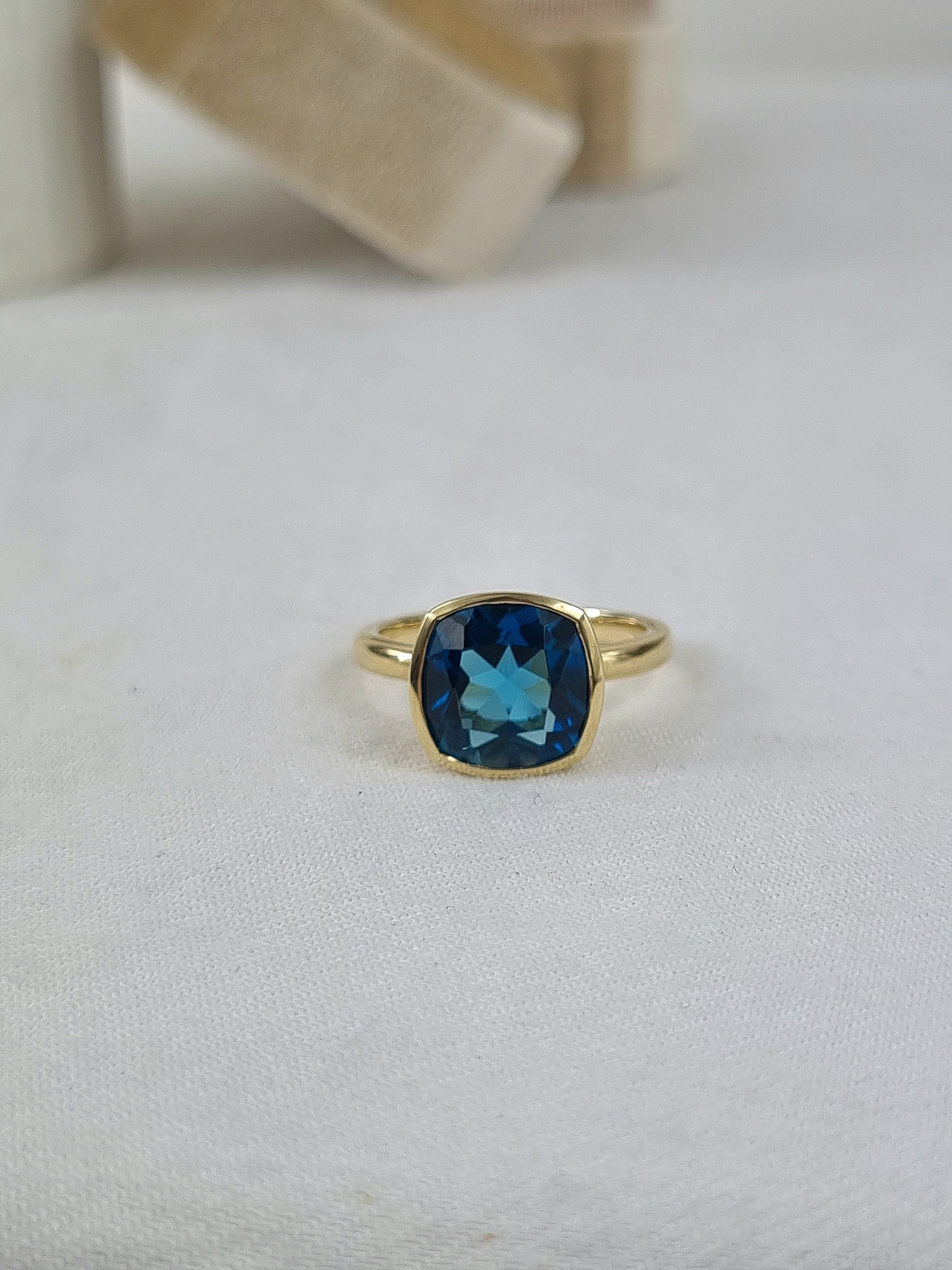 9ct Yellow Gold London Blue Topaz ring