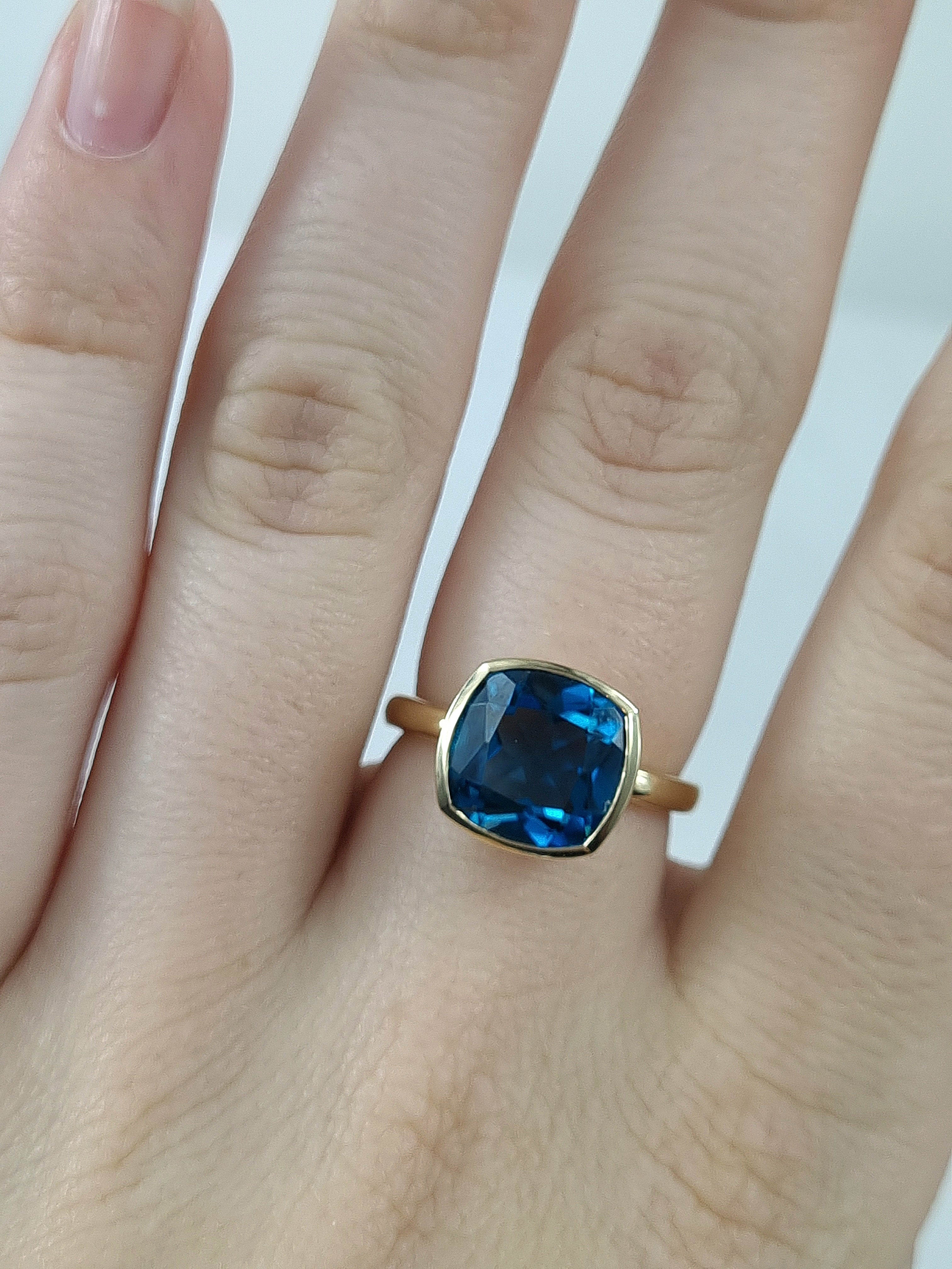 9ct Yellow Gold London Blue Topaz ring