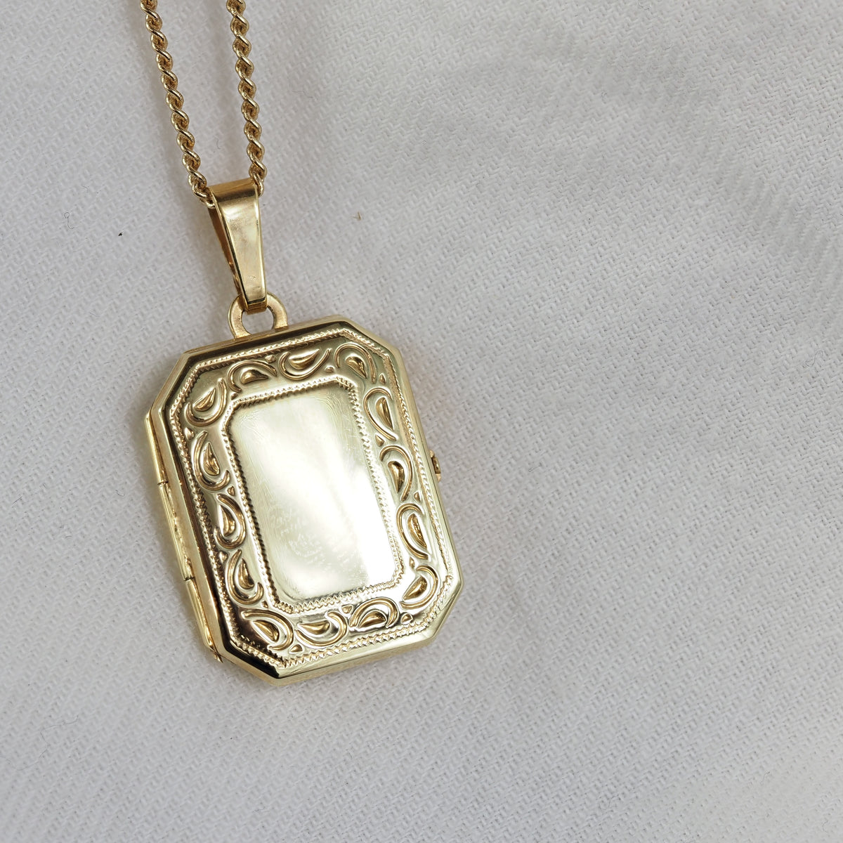9ct Yellow Gold Engraved Rectangle Locket, 21mm