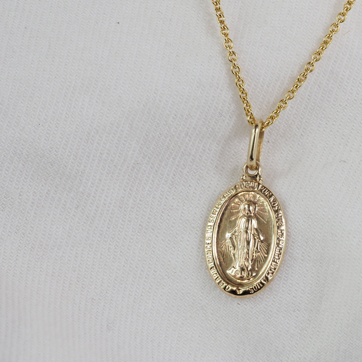 9ct Yellow Gold Oval Madonna Pendant