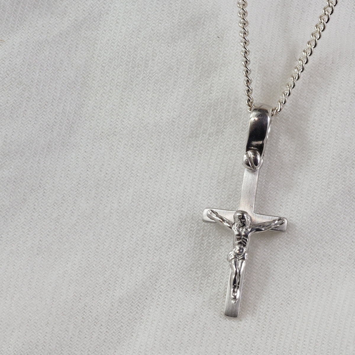 9ct White Gold Crucifix, 22mm